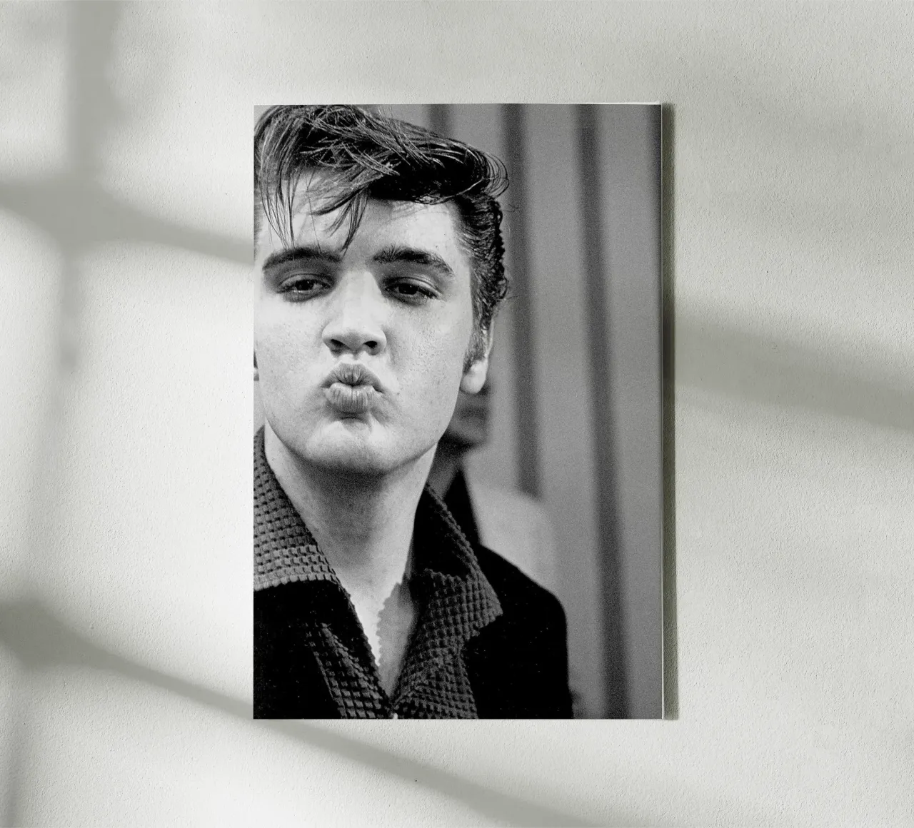 Elvis che soffia un bacio tela con Cornice a cassetta da April Lewis