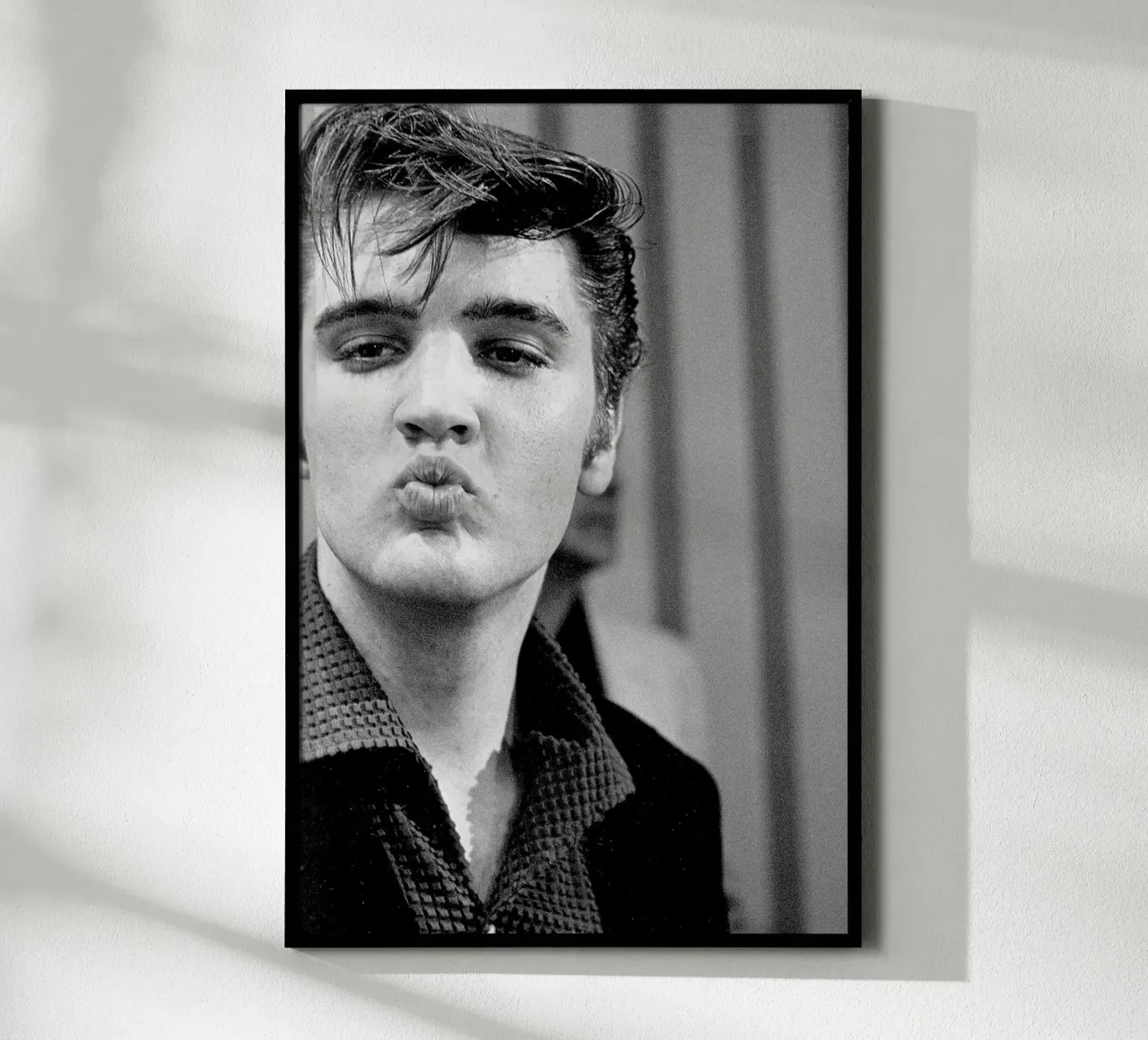 Elvis che soffia un bacio poster con telaio in plastica da April Lewis