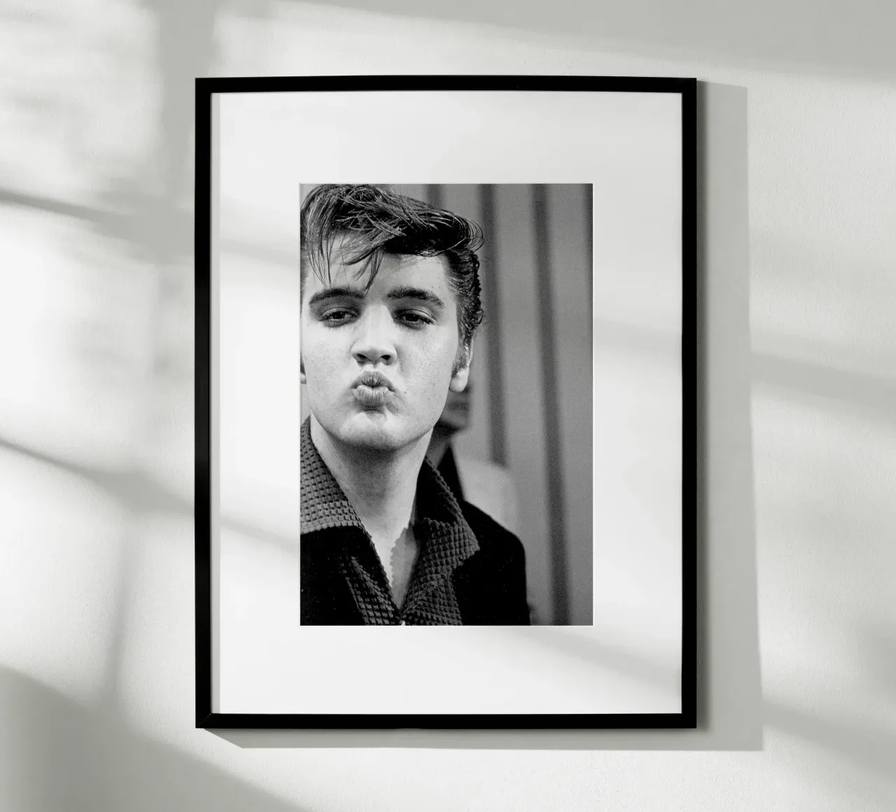 Elvis che soffia un bacio poster con telaio in plastica da April Lewis