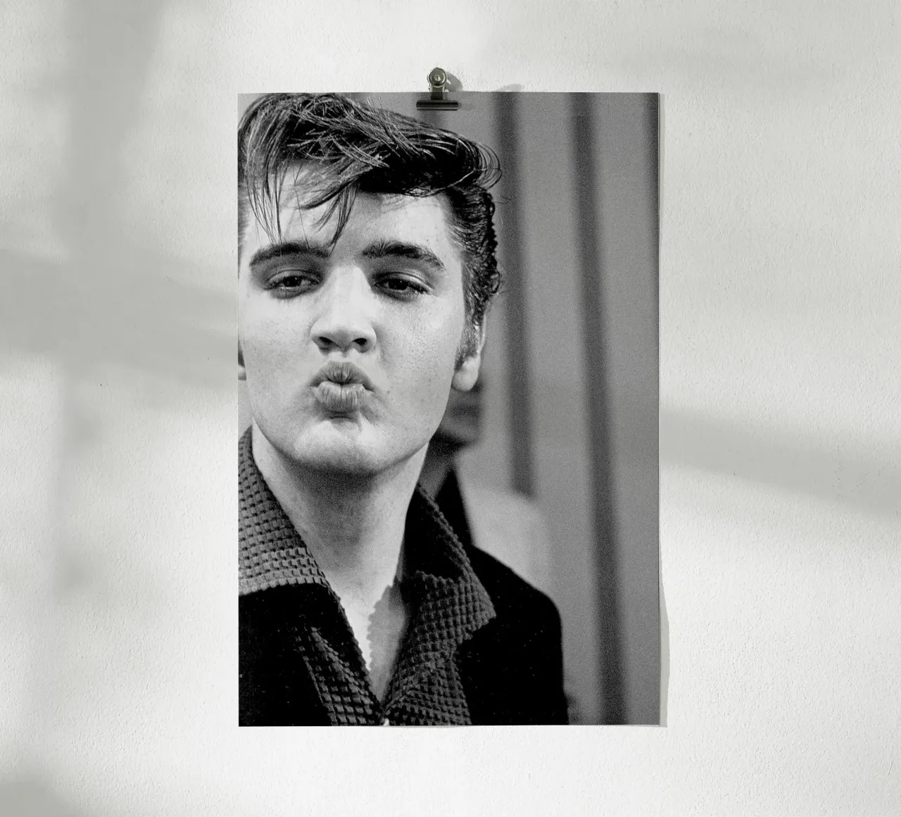 Elvis che soffia un bacio poster con telaio in plastica da April Lewis