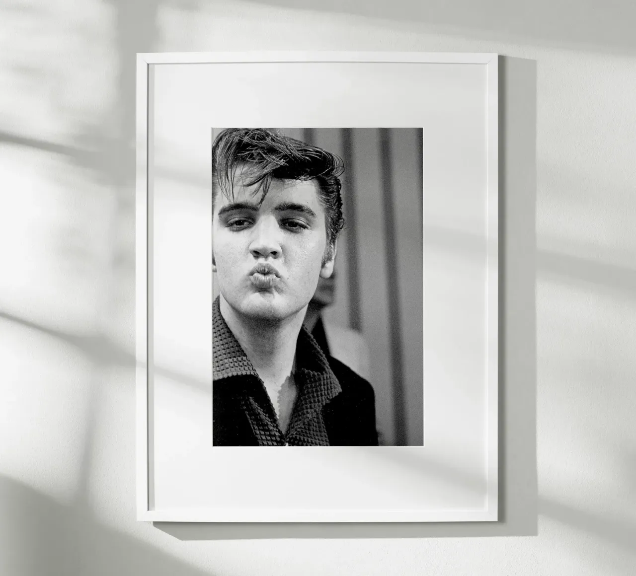 Elvis che soffia un bacio poster con telaio in plastica da April Lewis