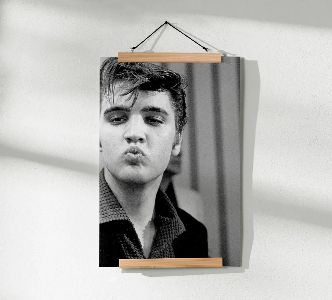 Elvis che soffia un bacio poster con telaio in plastica da April Lewis