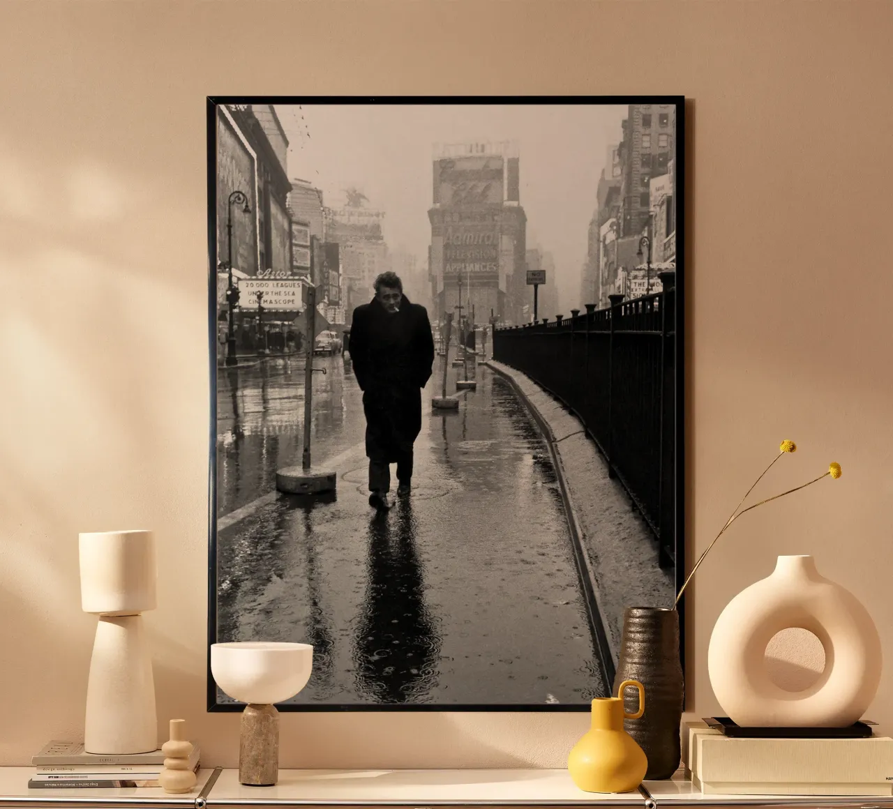 James Dean a Times Square poster con telaio in alluminio da April Lewis