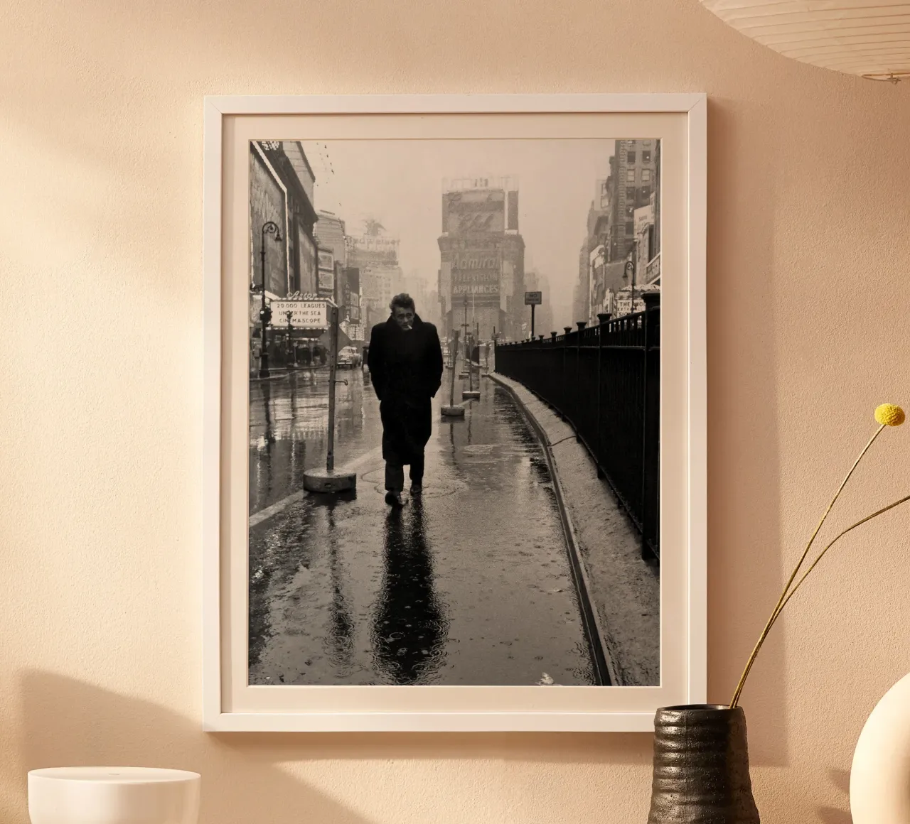 James Dean a Times Square poster con telaio in alluminio da April Lewis