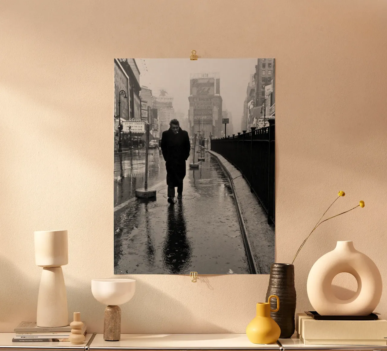 James Dean a Times Square poster con telaio in alluminio da April Lewis