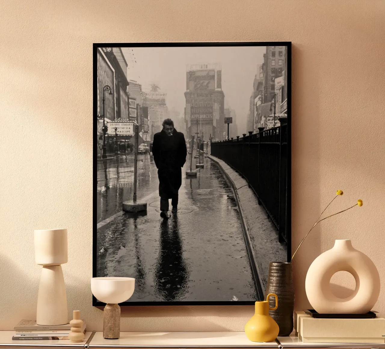 James Dean a Times Square poster con telaio in alluminio da April Lewis