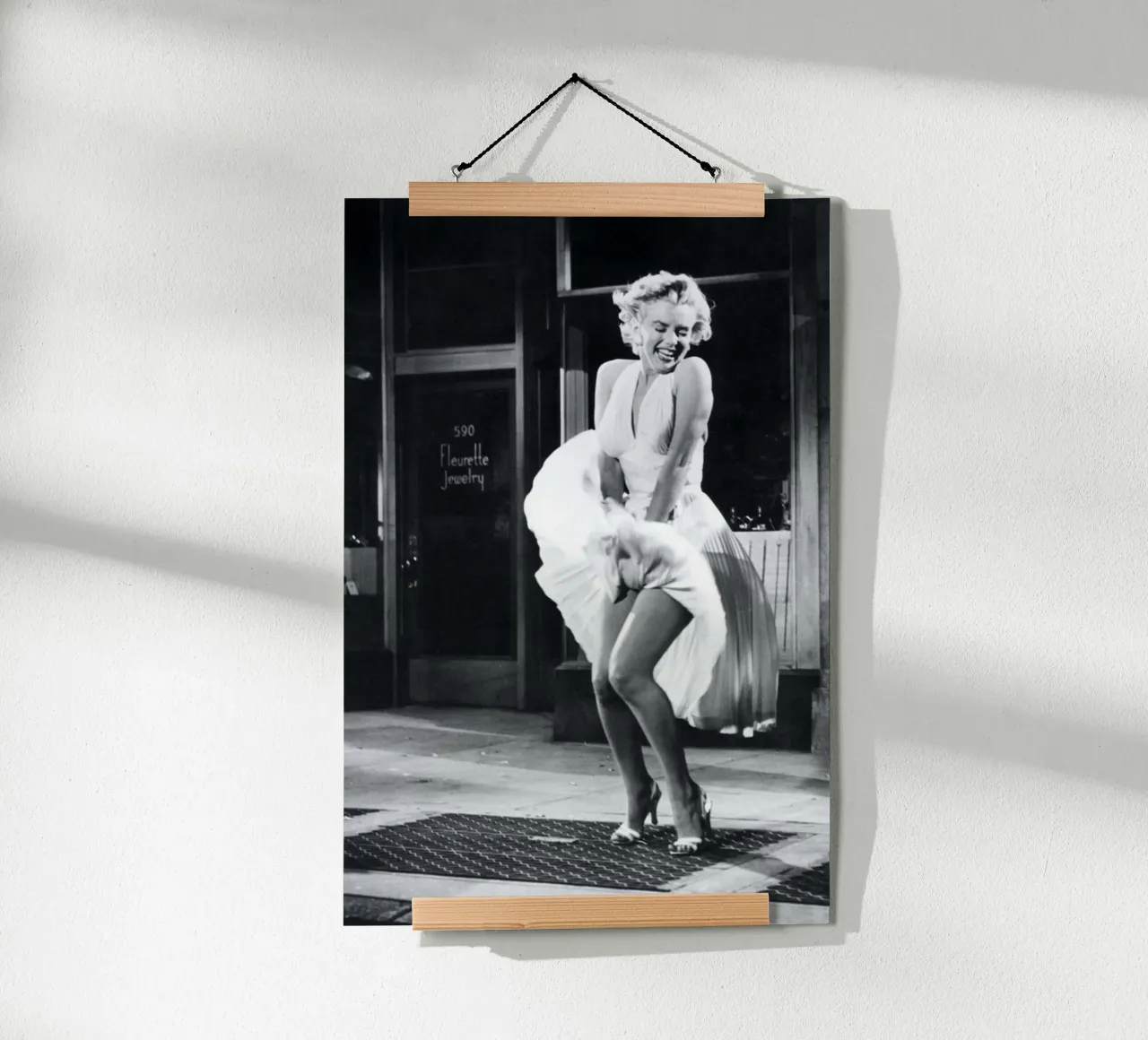 Marilyn - Il prurito dei sette anni: una posa iconica poster da April Lewis