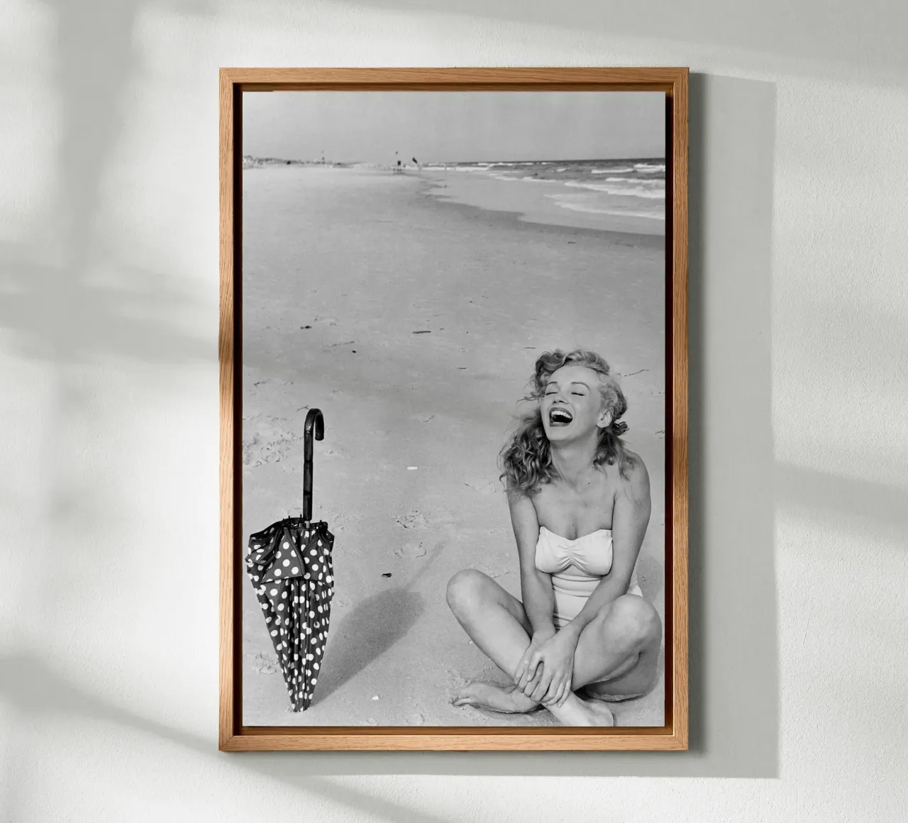 Marilyn Monroe in spiaggia tela con Cornice a cassetta da April Lewis