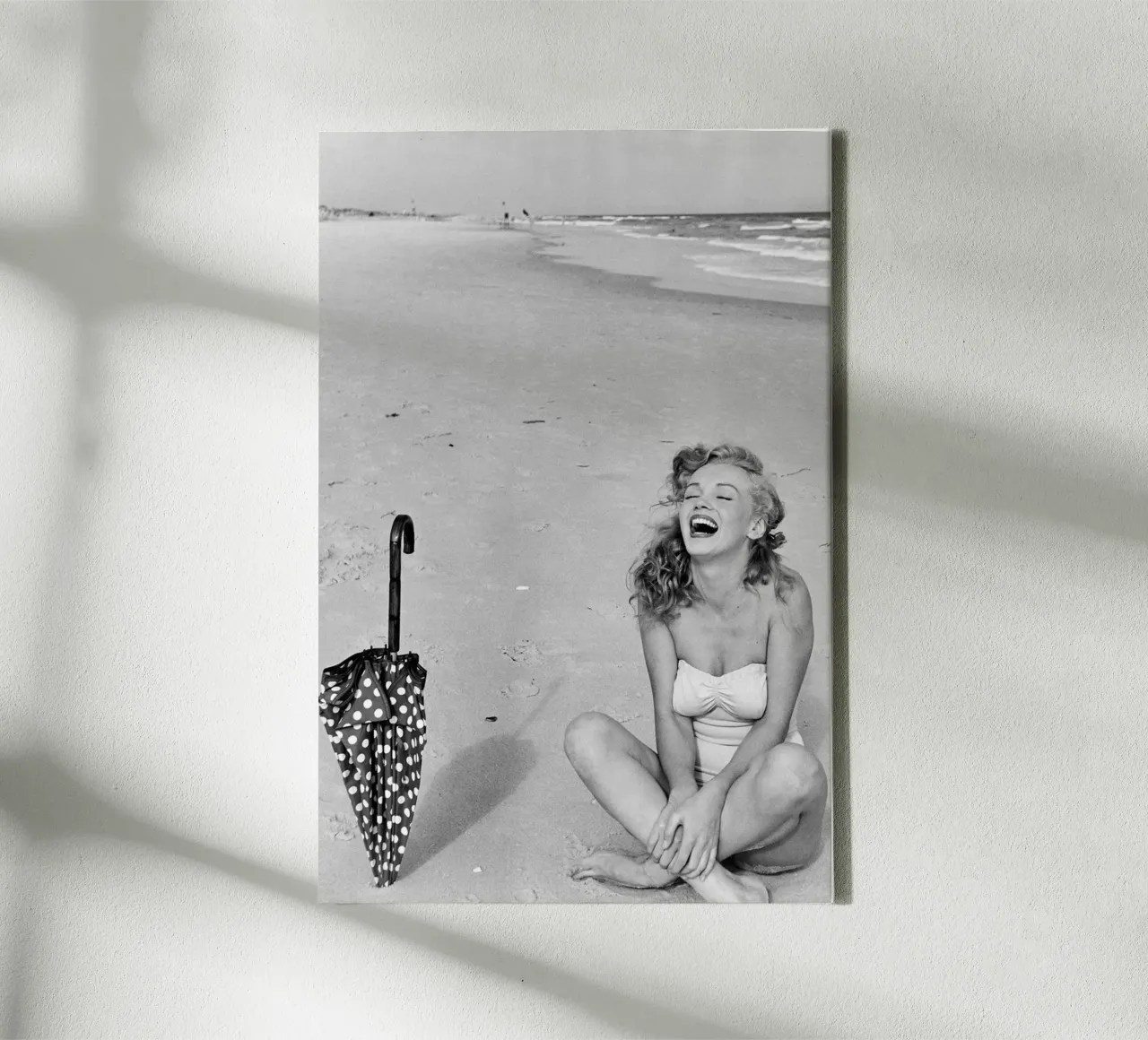 Marilyn Monroe in spiaggia tela con Cornice a cassetta da April Lewis