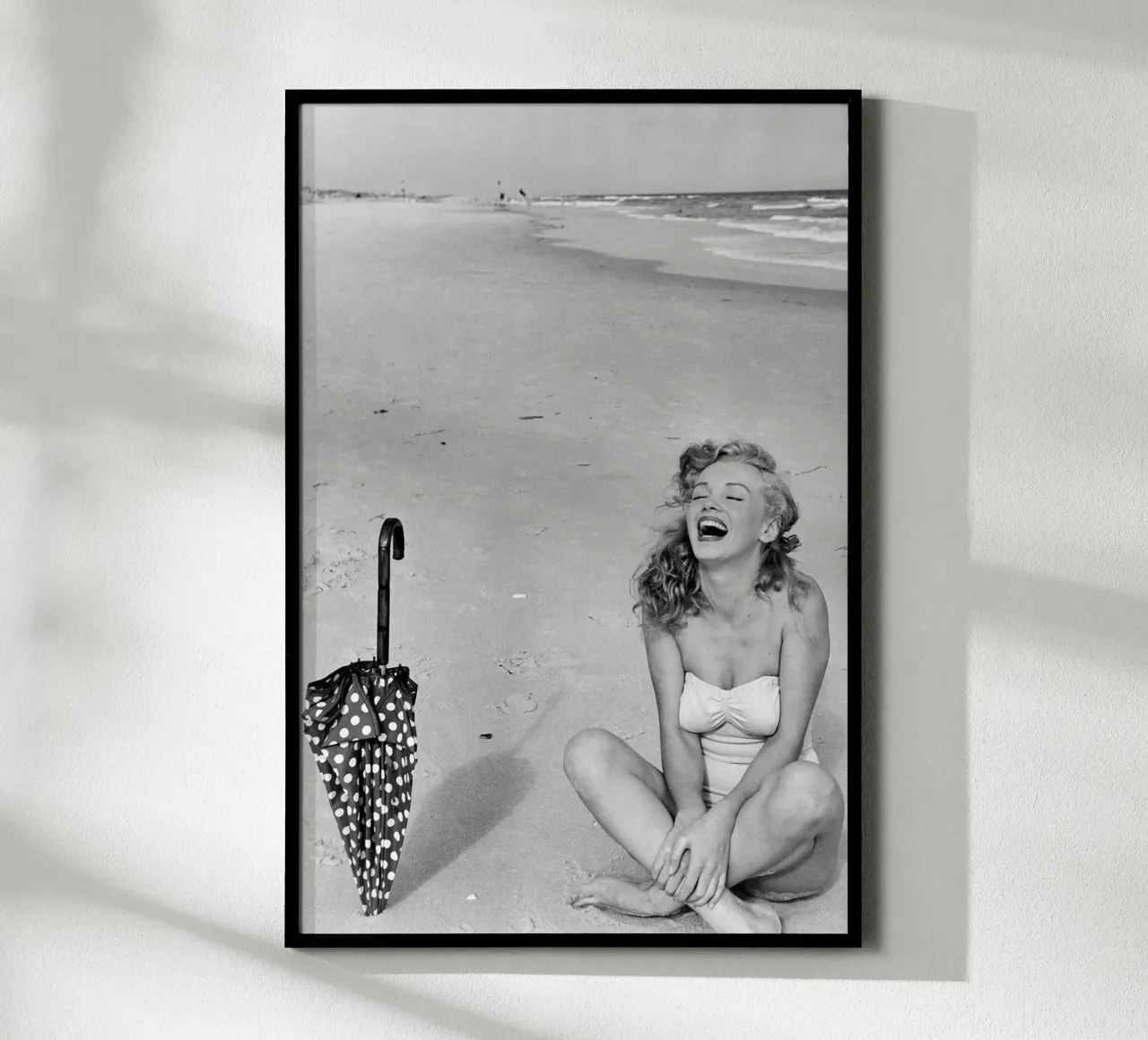 Marilyn Monroe in spiaggia poster da April Lewis