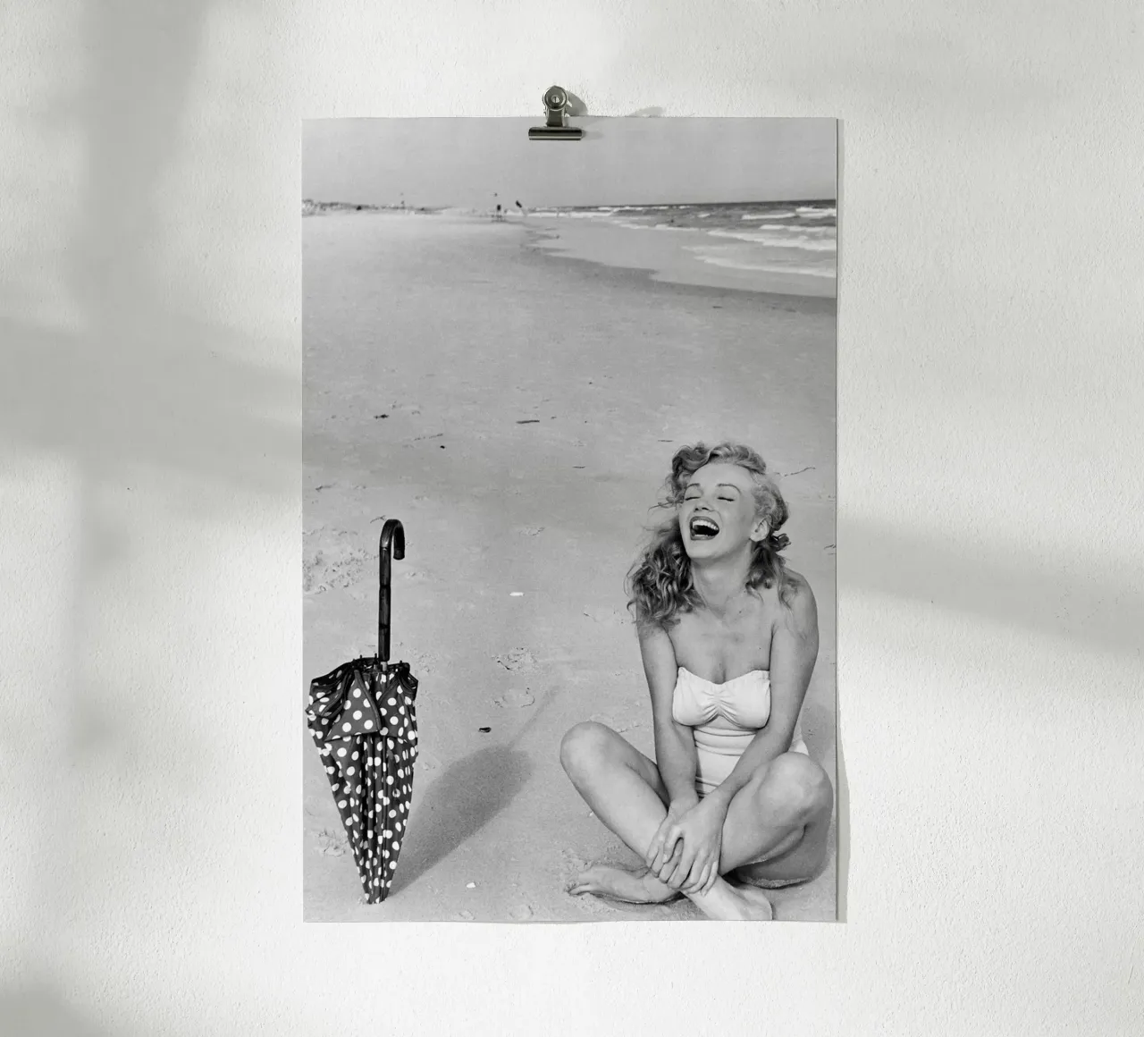 Marilyn Monroe in spiaggia poster da April Lewis