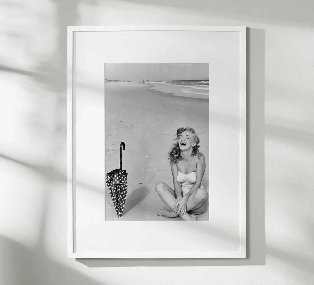 Marilyn Monroe in spiaggia poster da April Lewis
