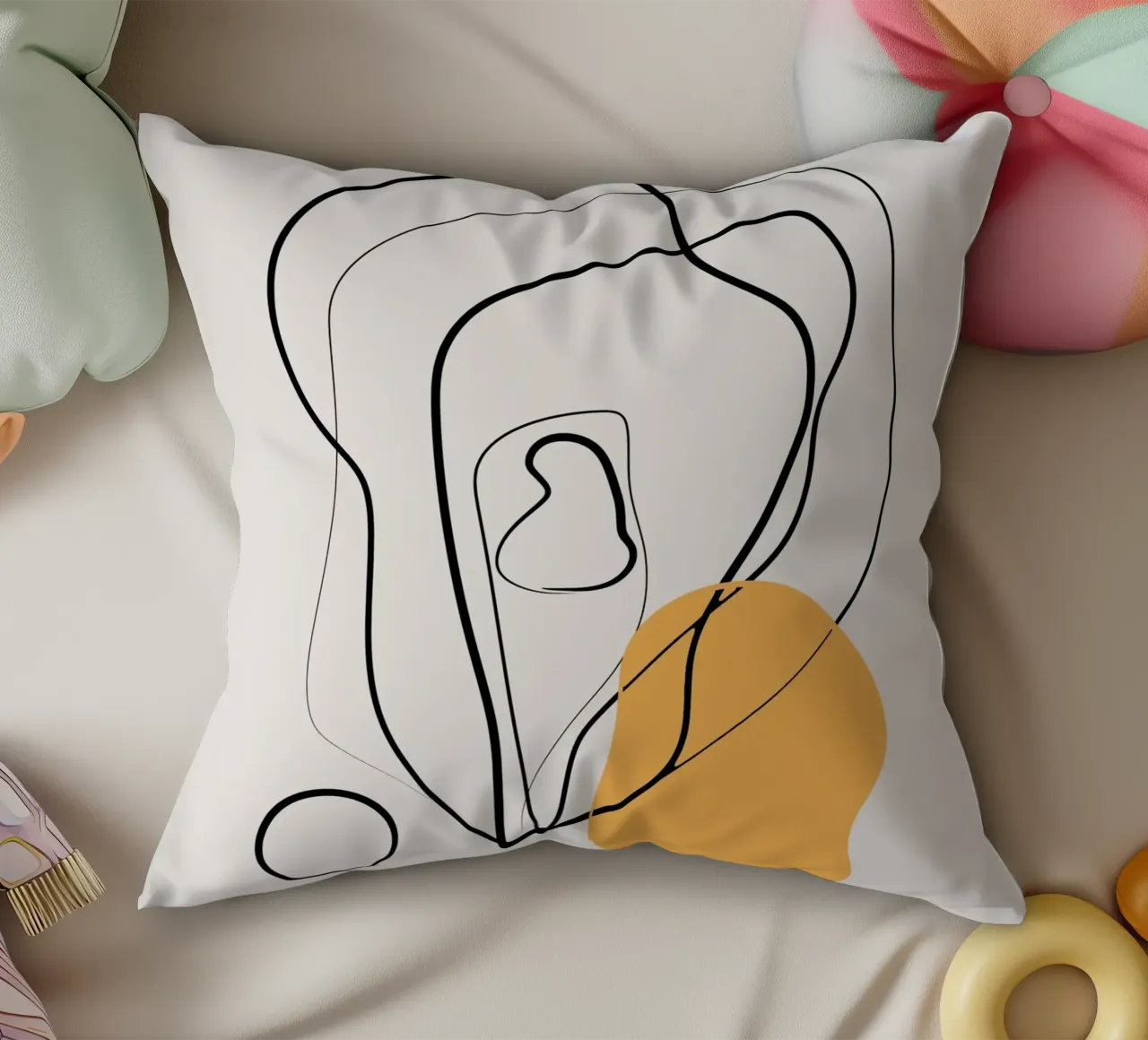 Giallo e linee artistiche 02 cuscino da Little Dean