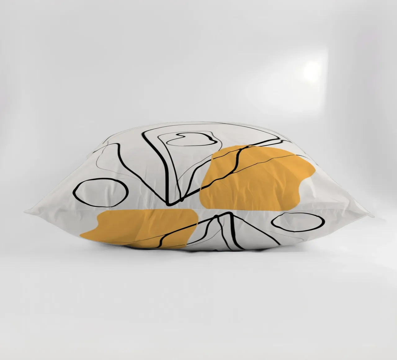 Giallo e linee artistiche 02 cuscino da Little Dean