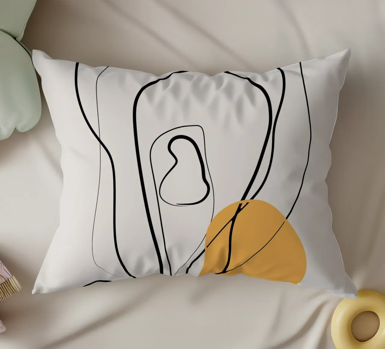 Giallo e linee artistiche 02 cuscino da Little Dean