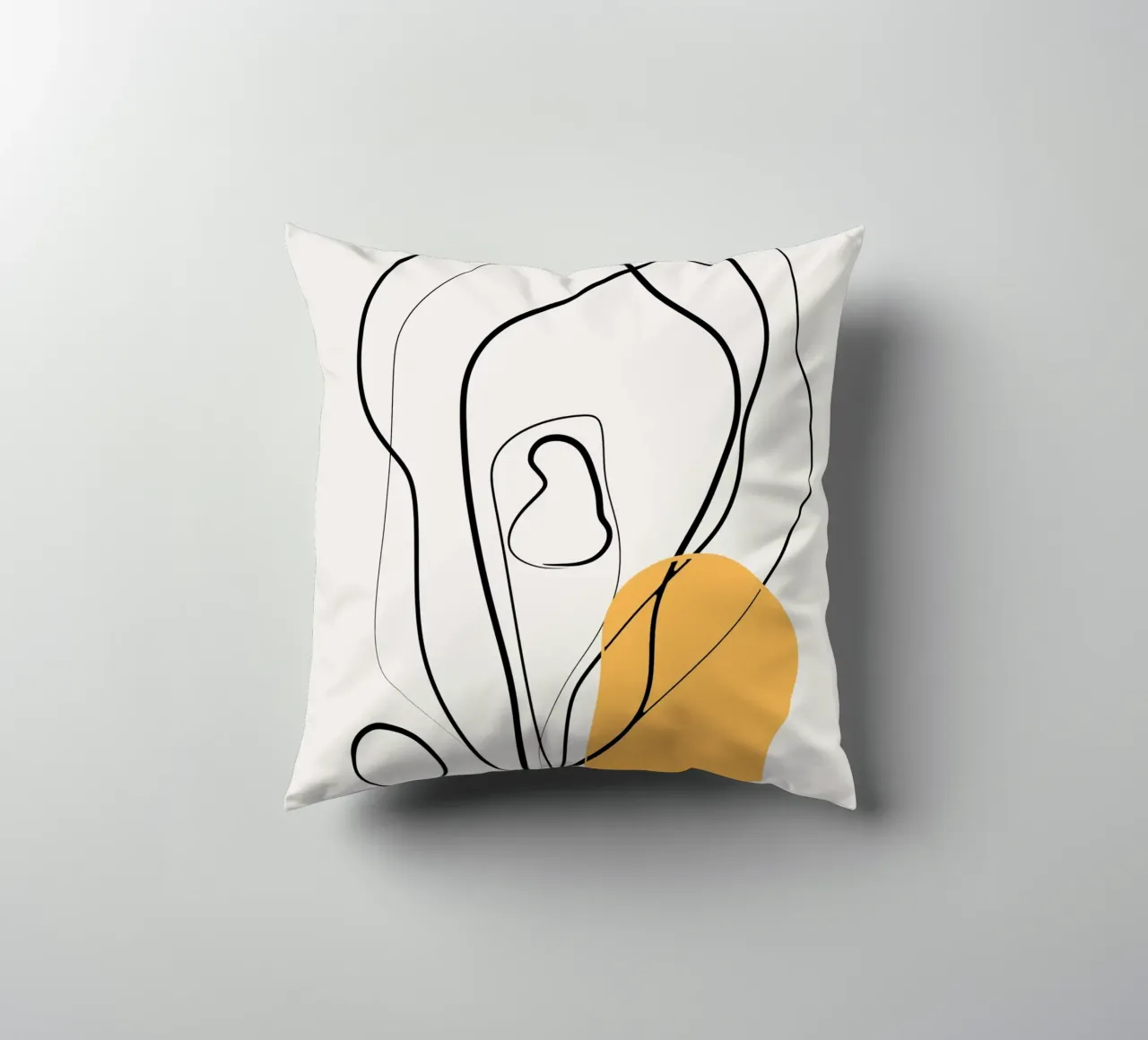 Giallo e linee artistiche 02 cuscino da Little Dean