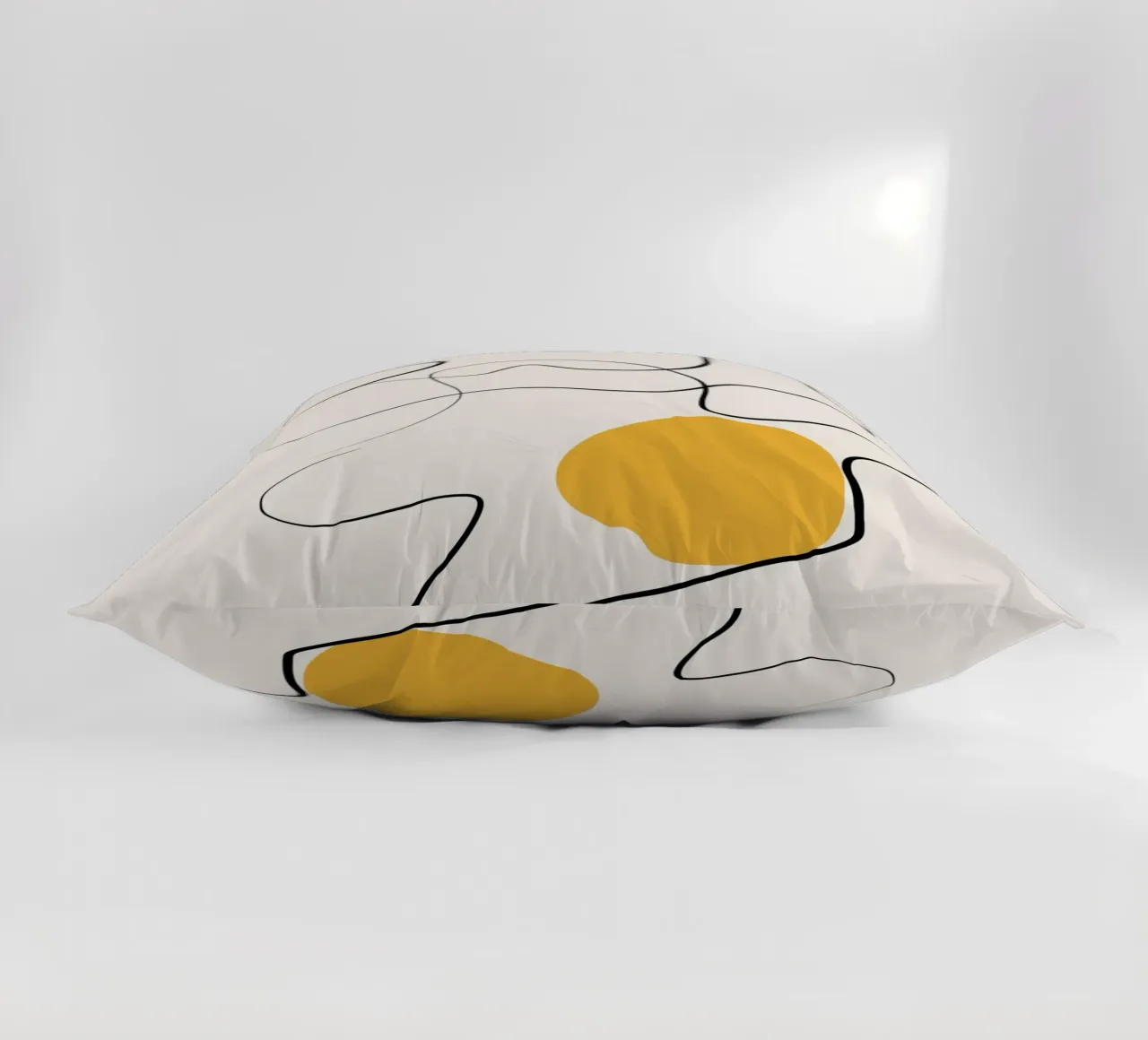 Giallo e linee artistiche 03 cuscino da Little Dean