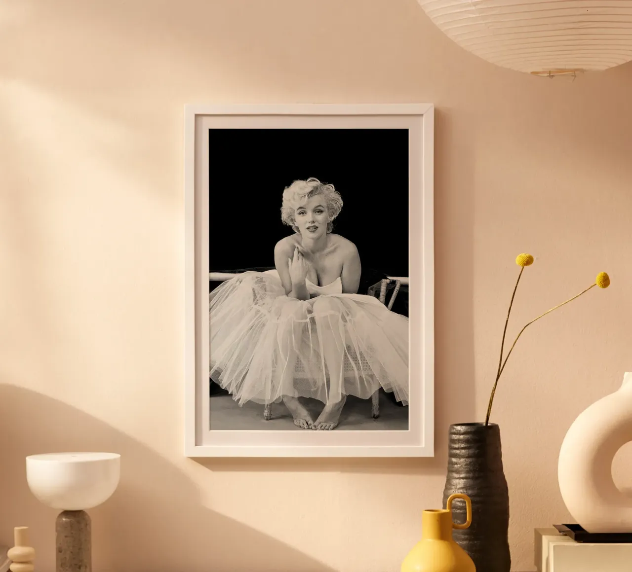 Marilyn Monroe in tutù poster con telaio in legno da April Lewis