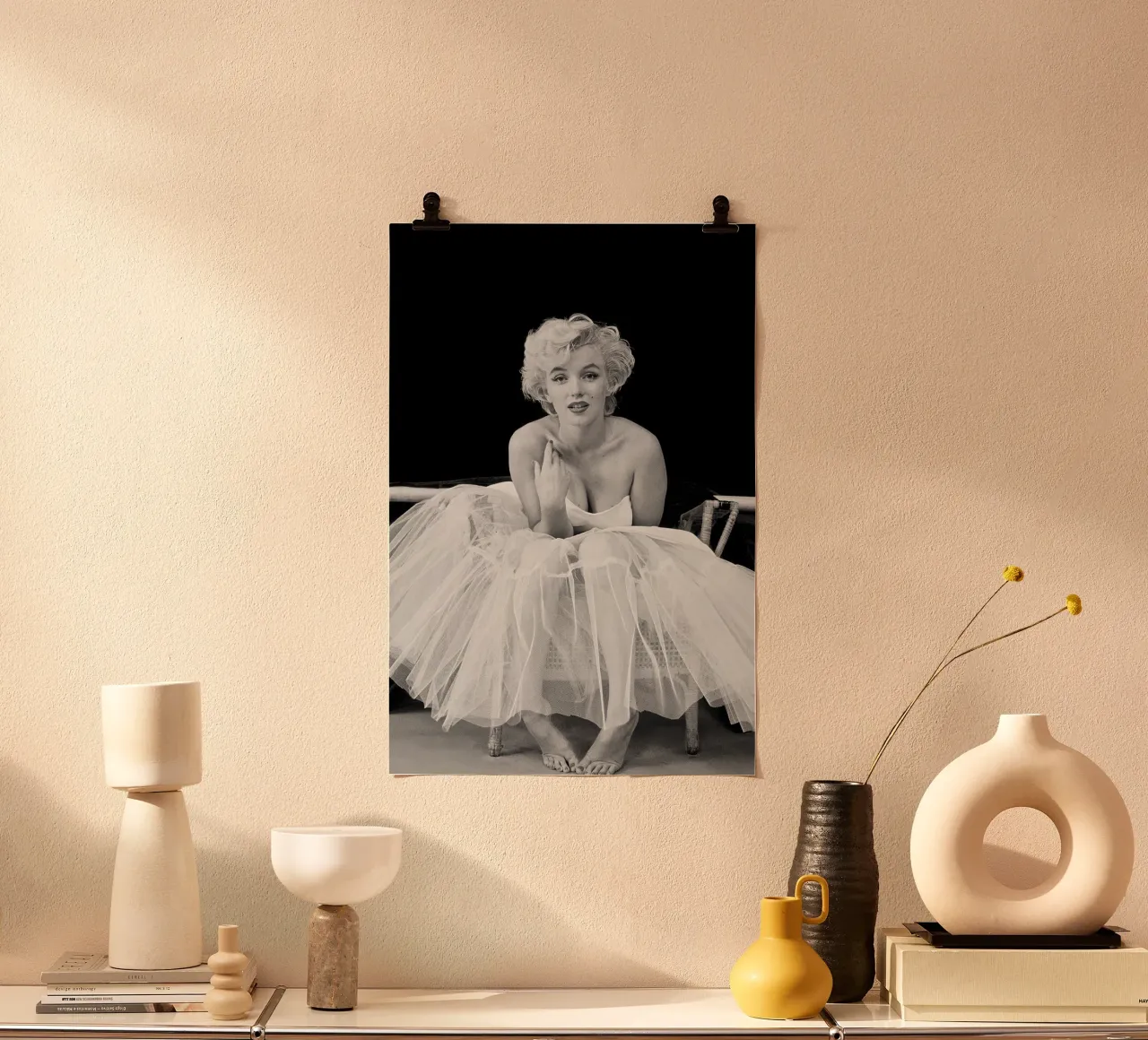 Marilyn Monroe in tutù poster con telaio in legno da April Lewis