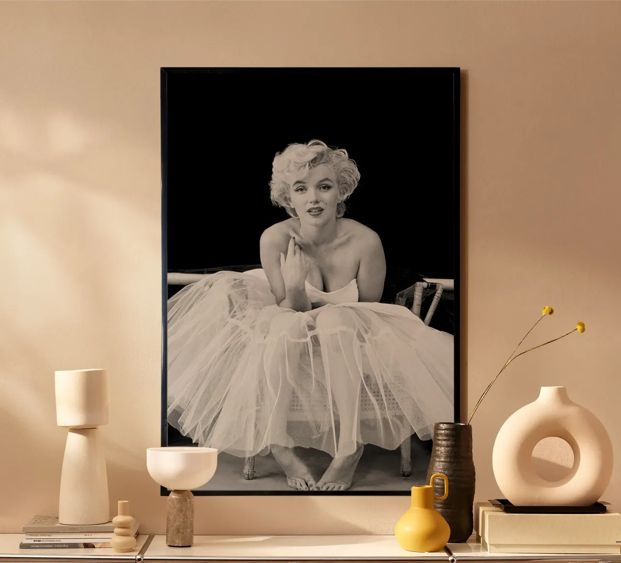 Marilyn Monroe in tutù poster con telaio in legno da April Lewis