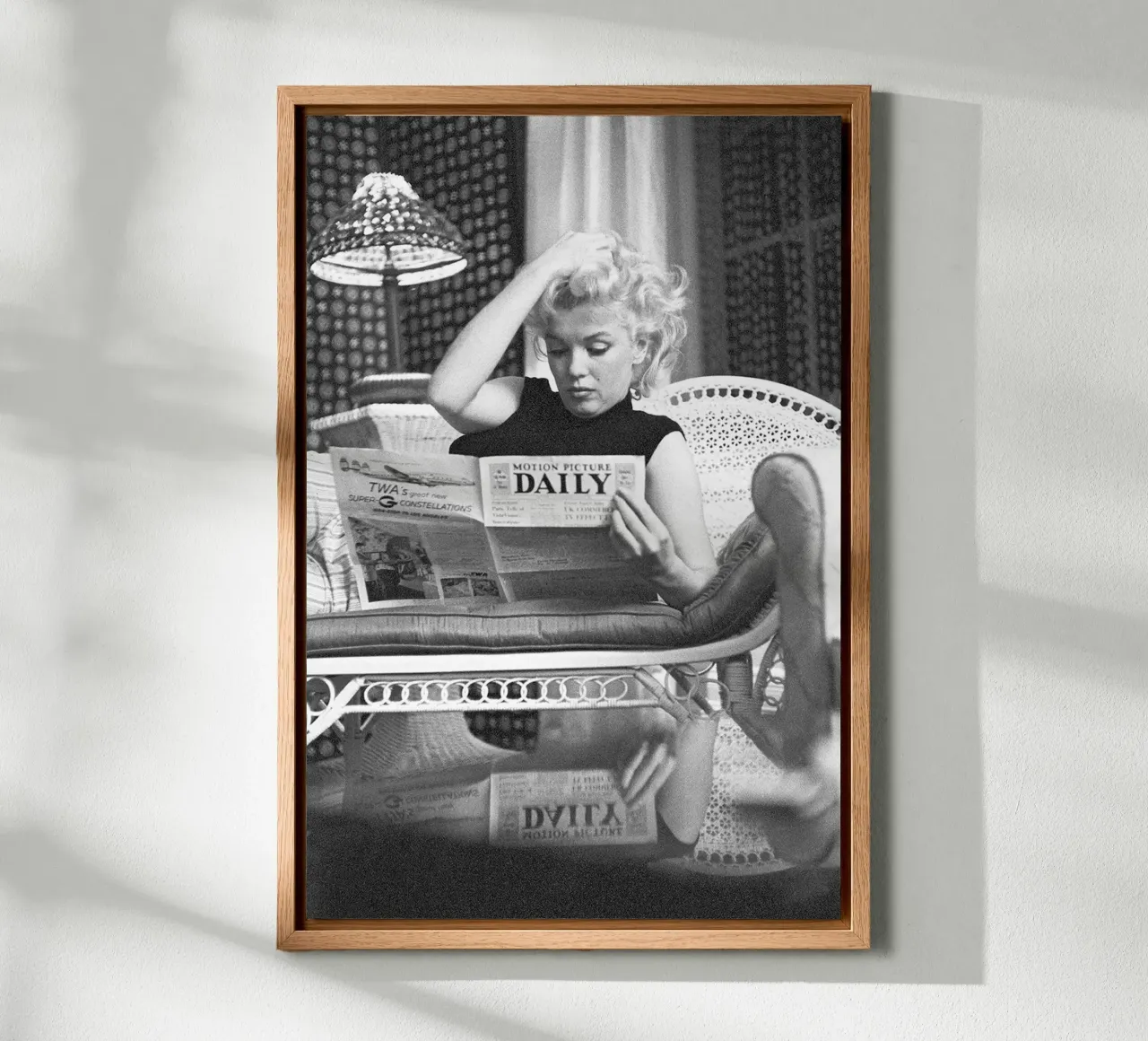 Marilyn Monroe mentre legge un giornale tela con Cornice a cassetta da April Lewis