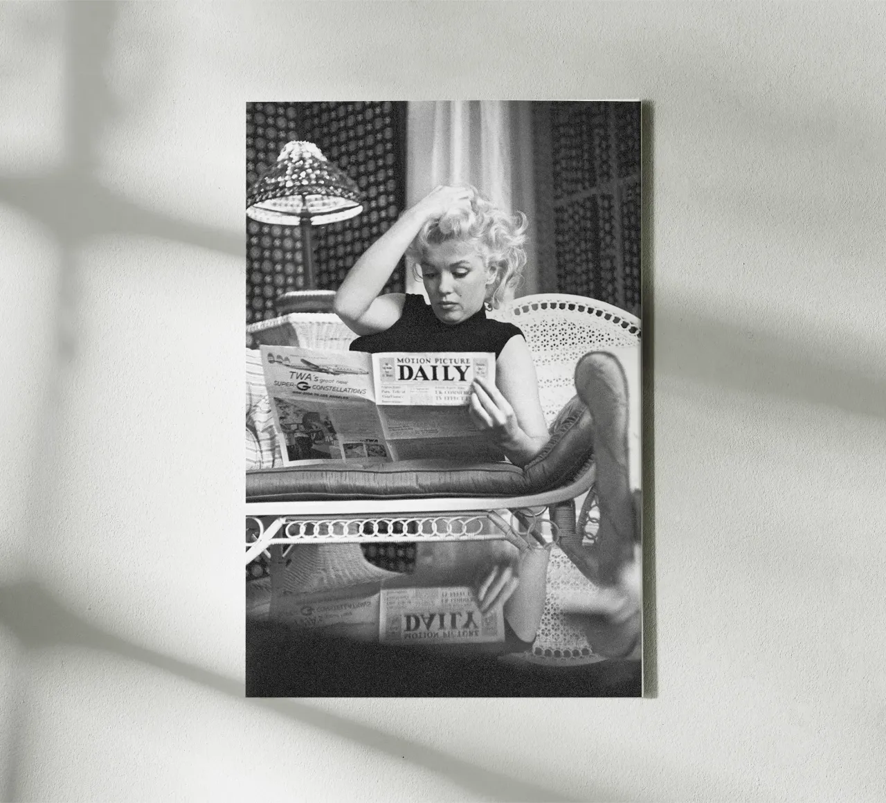 Marilyn Monroe mentre legge un giornale tela con Cornice a cassetta da April Lewis