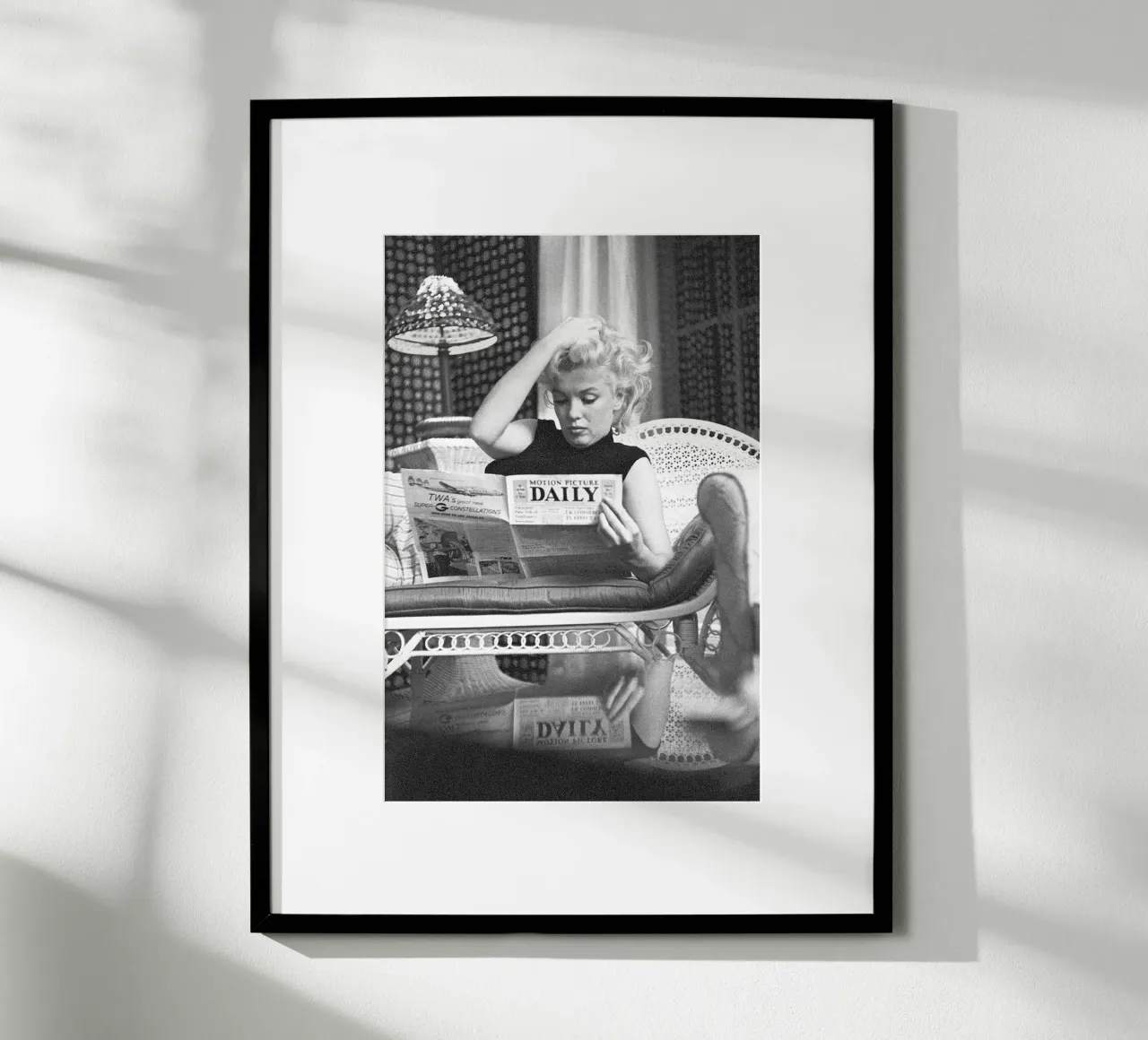 Marilyn Monroe mentre legge un giornale poster da April Lewis