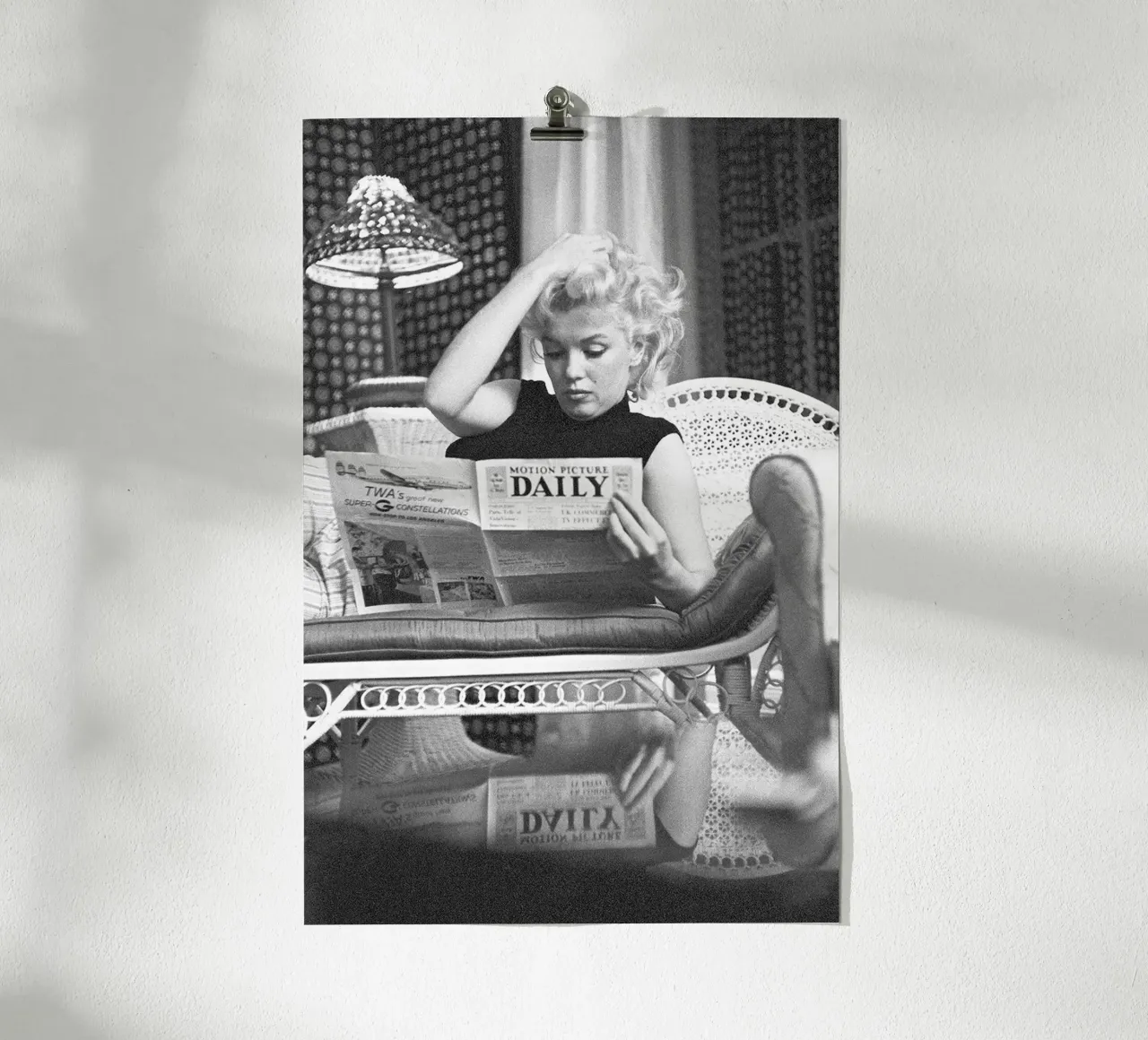 Marilyn Monroe mentre legge un giornale poster da April Lewis