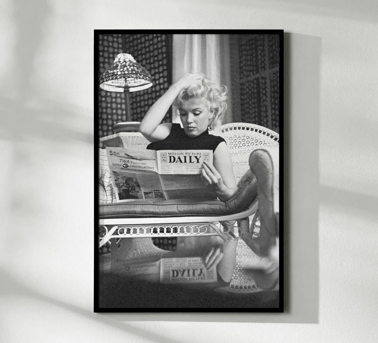 Marilyn Monroe mentre legge un giornale poster da April Lewis