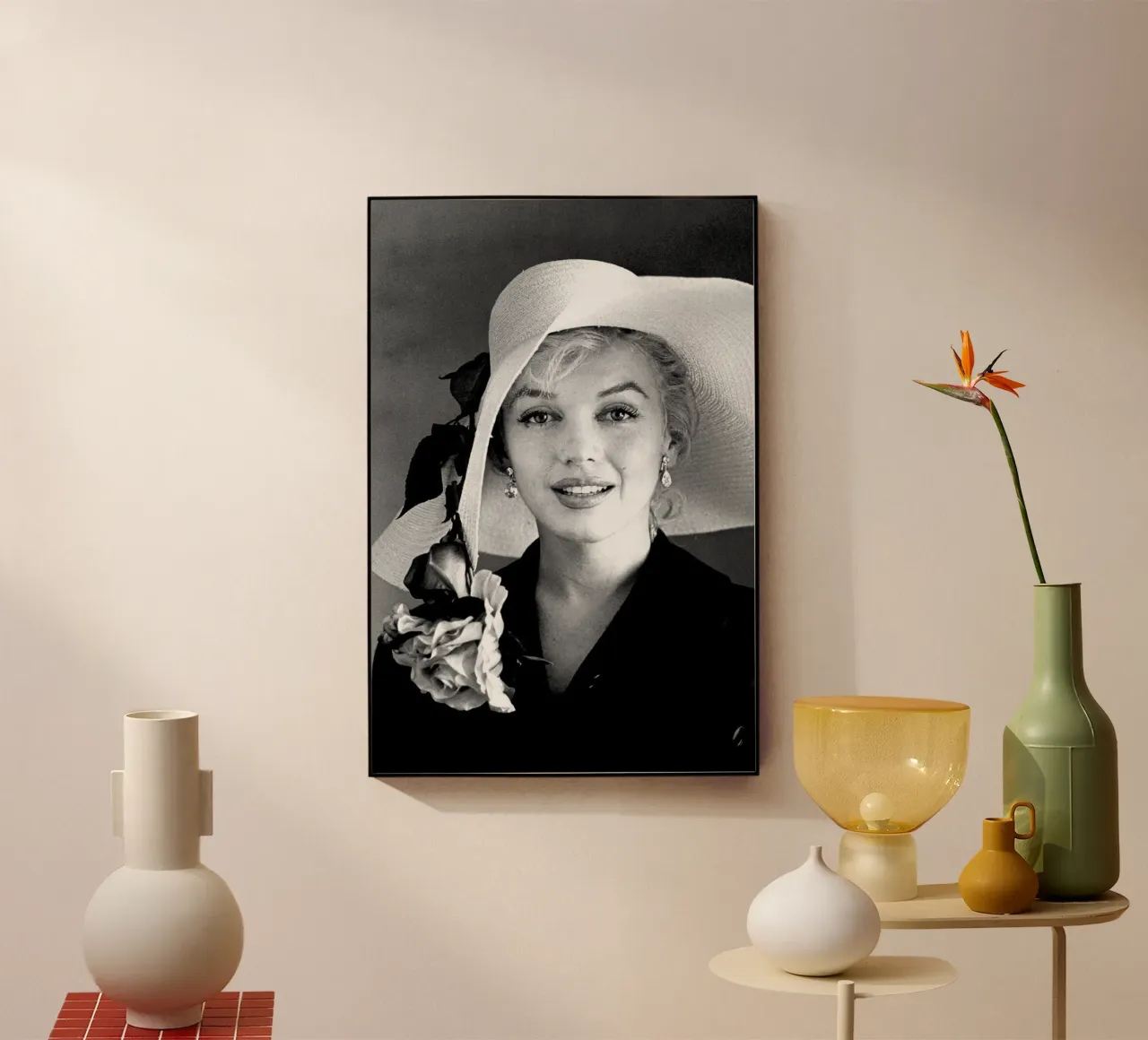Marilyn Monroe con cappello bianco plexiglass da April Lewis