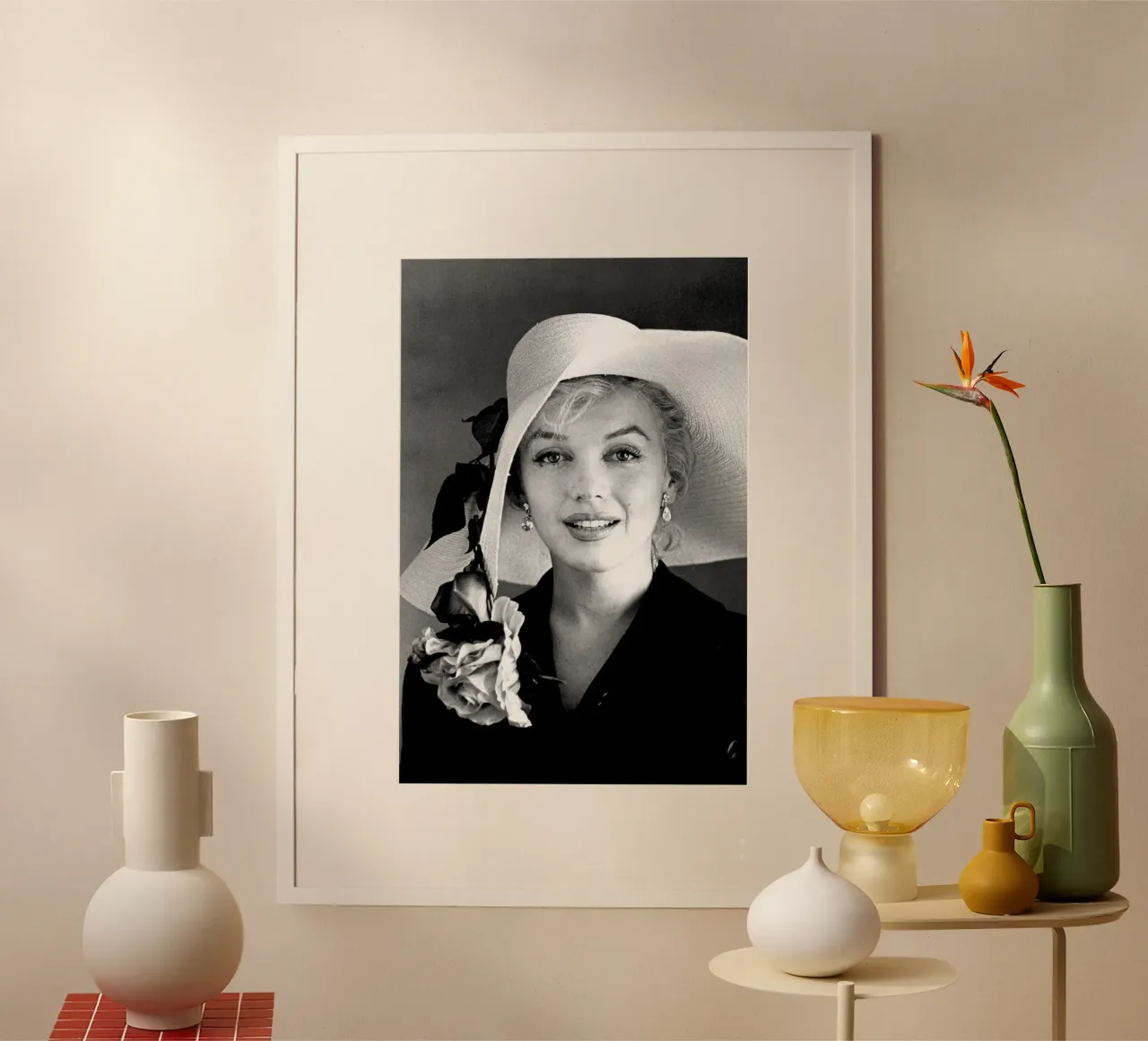 Marilyn Monroe con cappello bianco poster da April Lewis