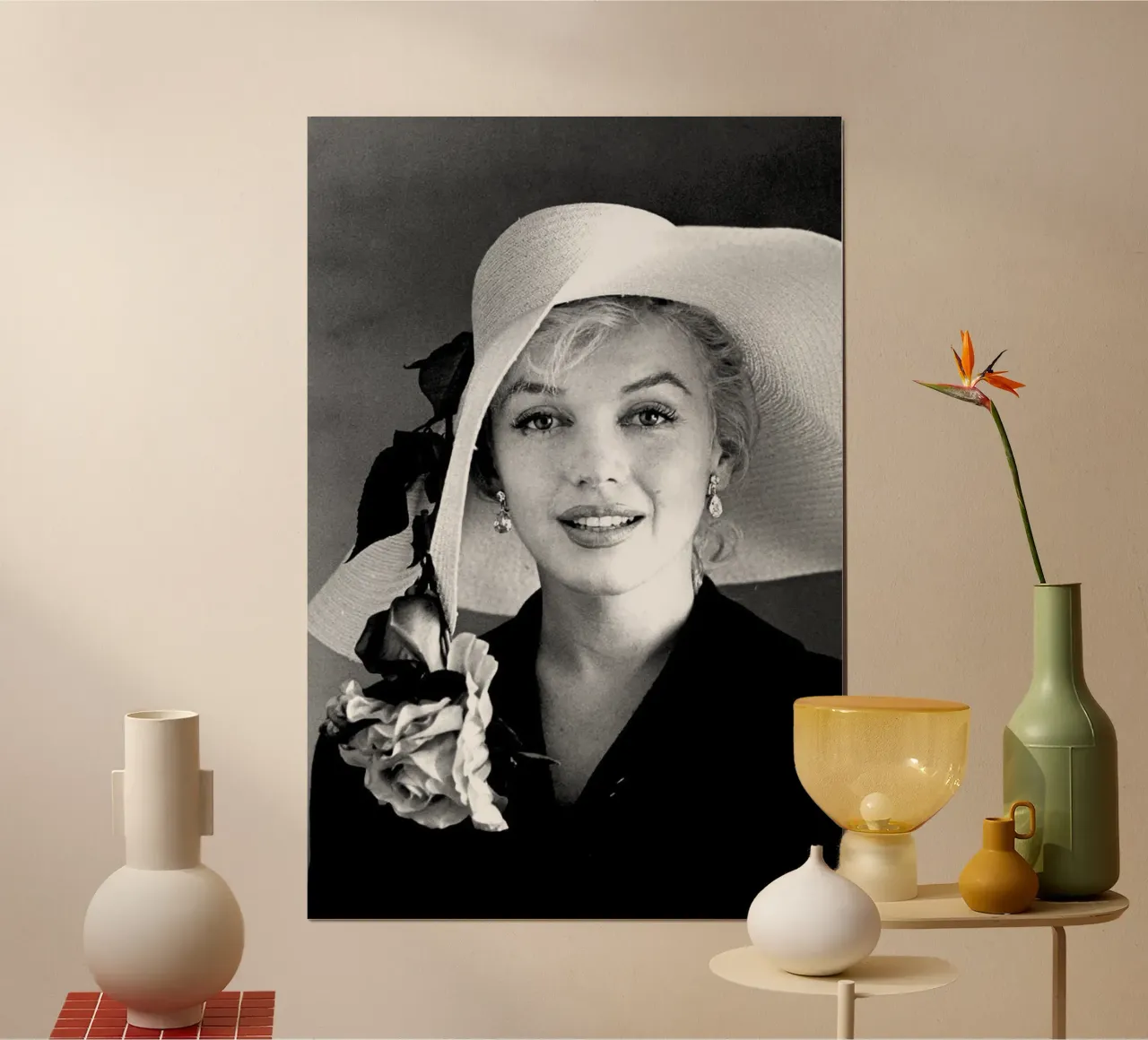 Marilyn Monroe con cappello bianco poster da April Lewis