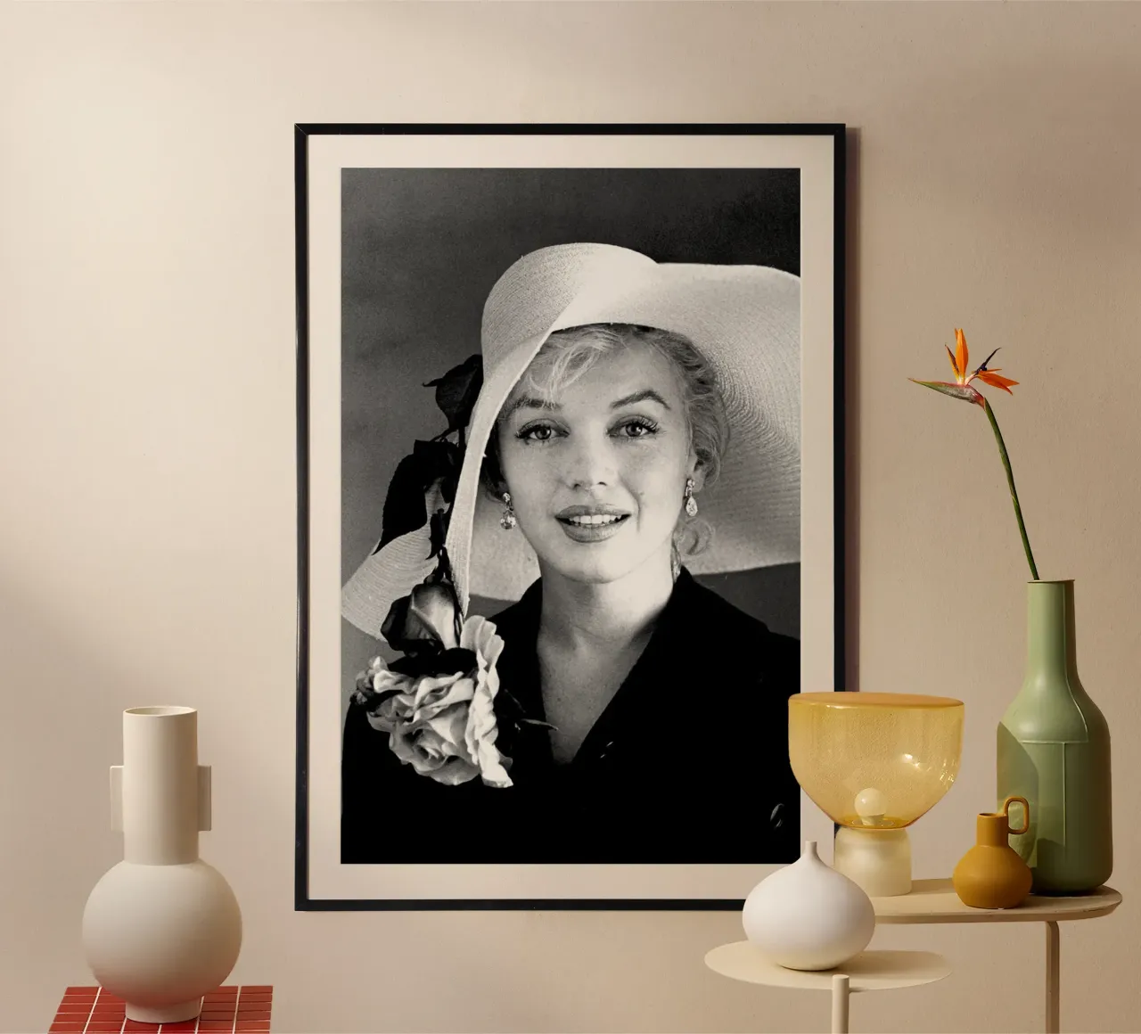 Marilyn Monroe con cappello bianco poster da April Lewis