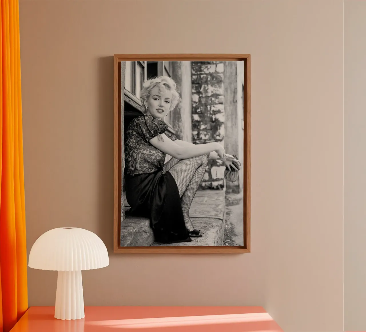 Marilyn in einer Filmpause Leinwand mit Schattenfugenrahmen von April Lewis