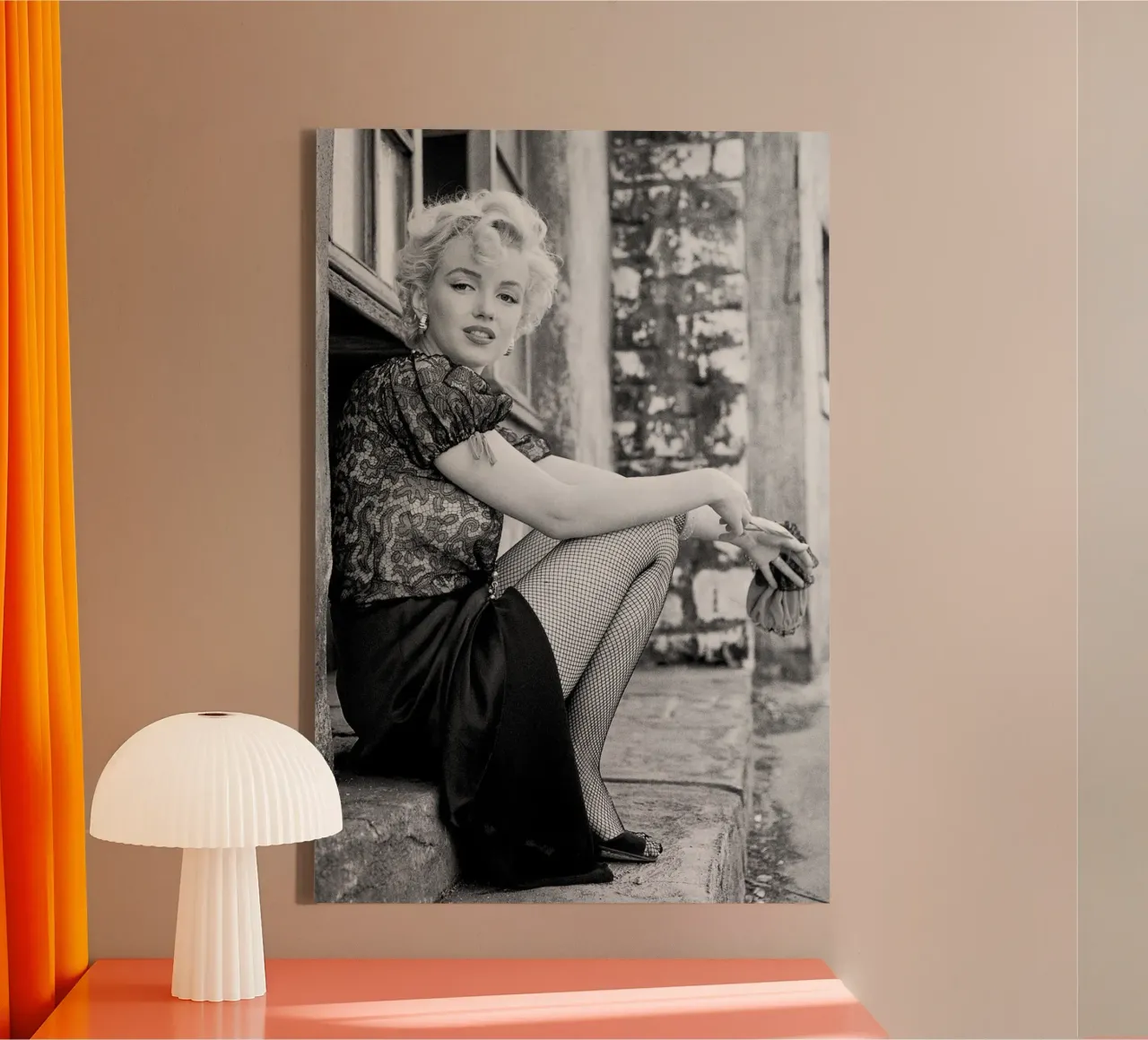 Marilyn in einer Filmpause Leinwand mit Schattenfugenrahmen von April Lewis