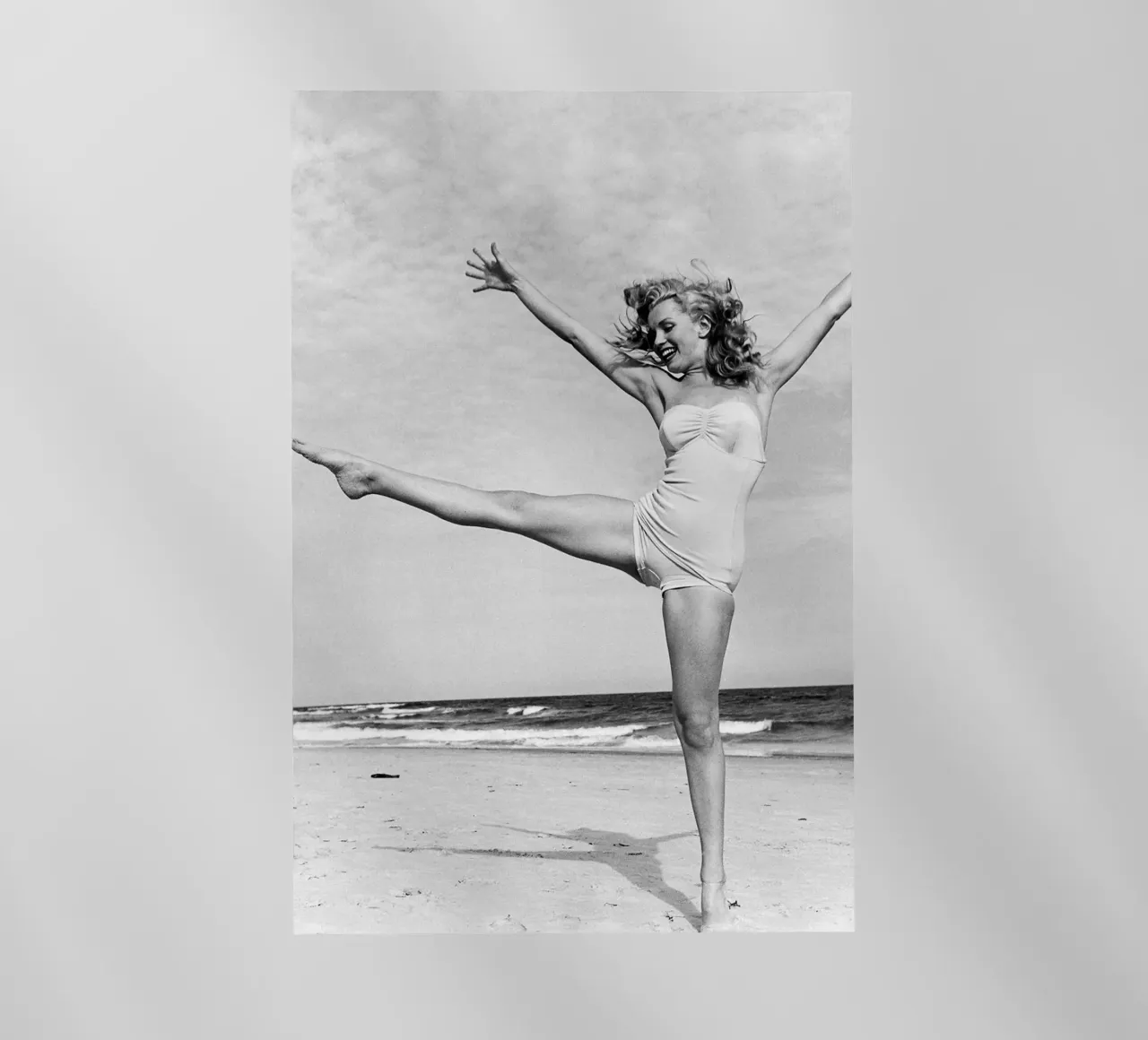 Marilyn sulla spiaggia pellicola backlit da April Lewis