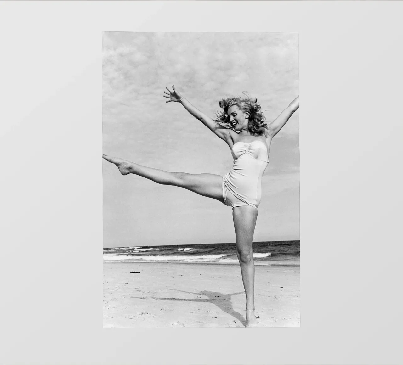 Marilyn sulla spiaggia pellicola backlit da April Lewis