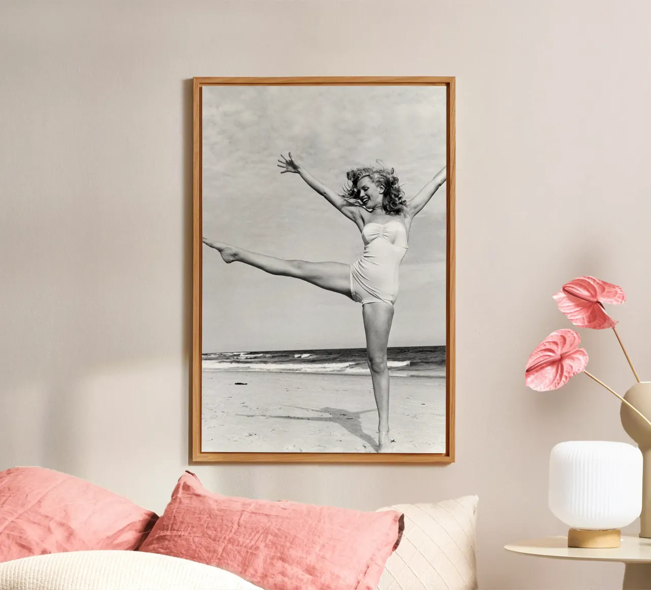 Marilyn sulla spiaggia alluminio dibond da April Lewis