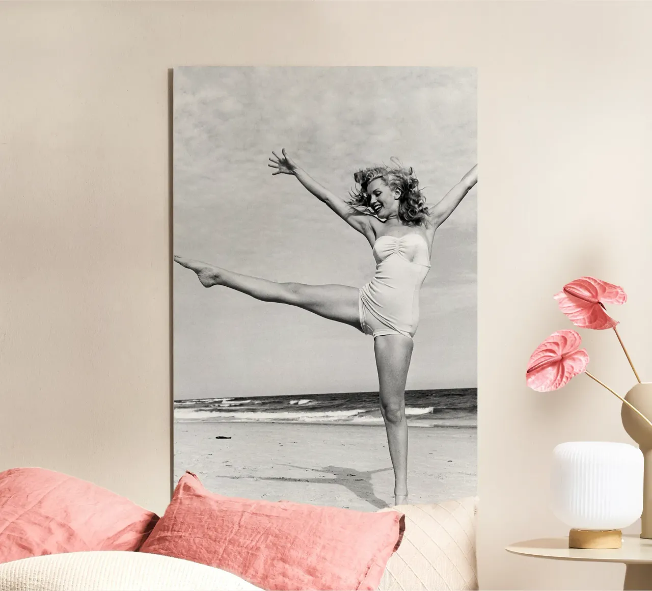 Marilyn sulla spiaggia alluminio dibond da April Lewis