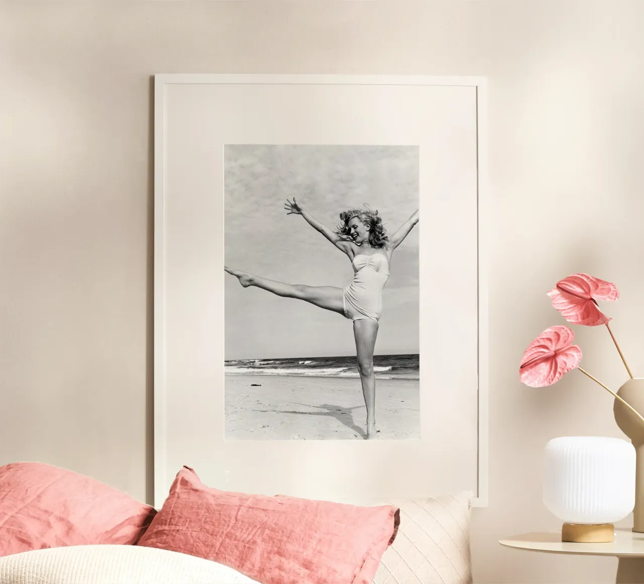 Marilyn sulla spiaggia poster con telaio in plastica da April Lewis
