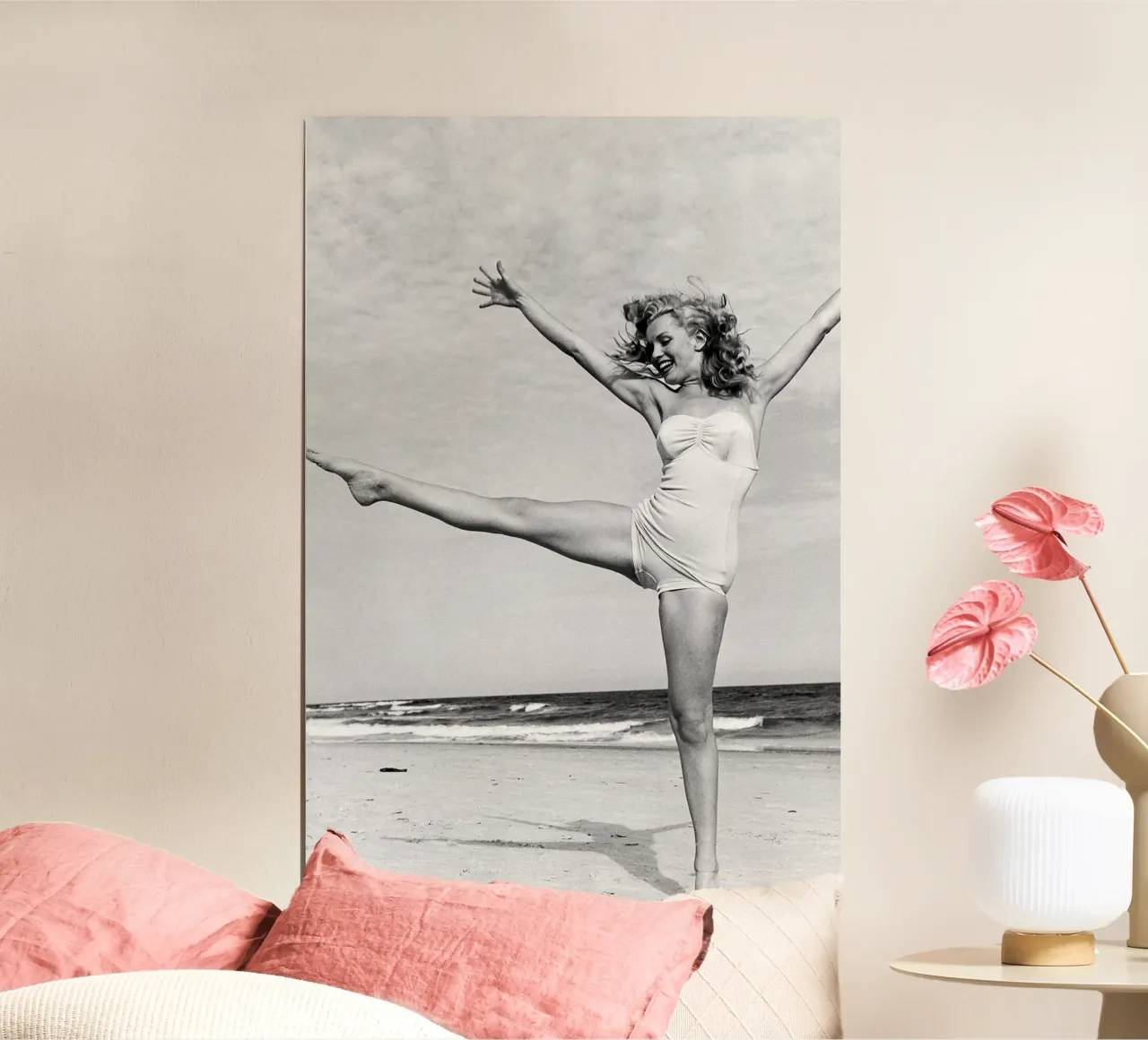 Marilyn sulla spiaggia poster con telaio in plastica da April Lewis