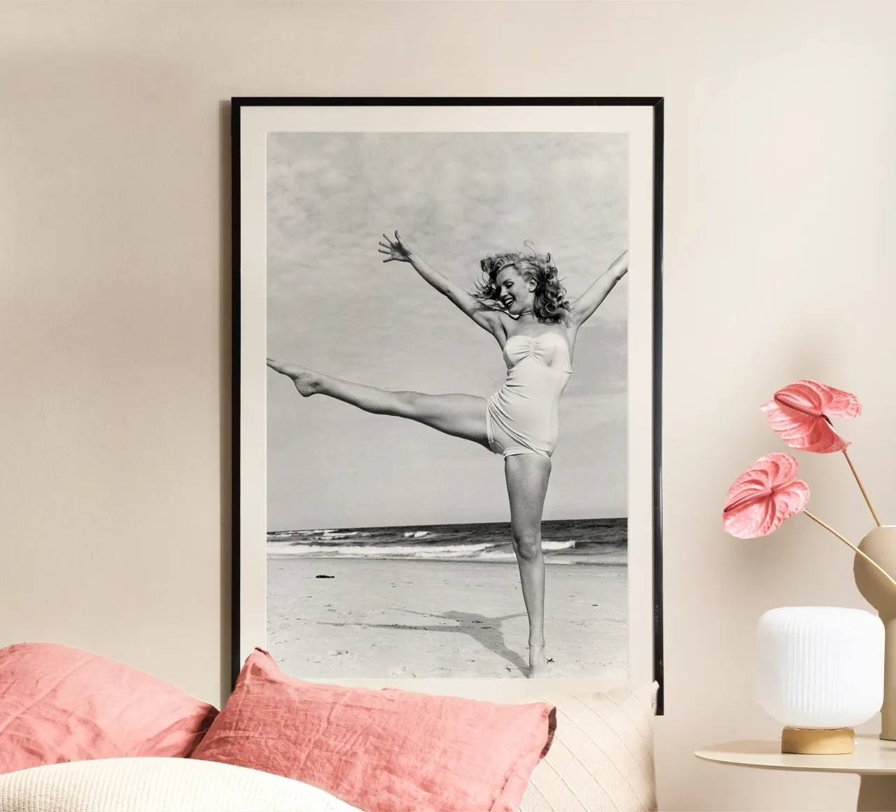 Marilyn sulla spiaggia poster con telaio in plastica da April Lewis
