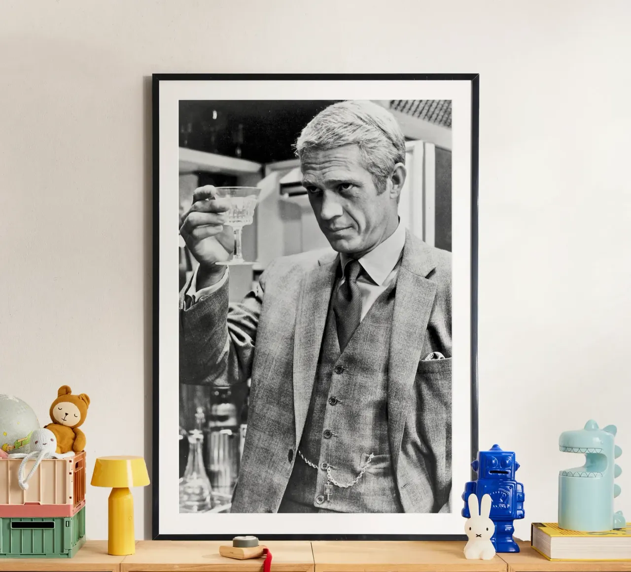Steve McQueen in giacca e cravatta poster con telaio in legno da April Lewis