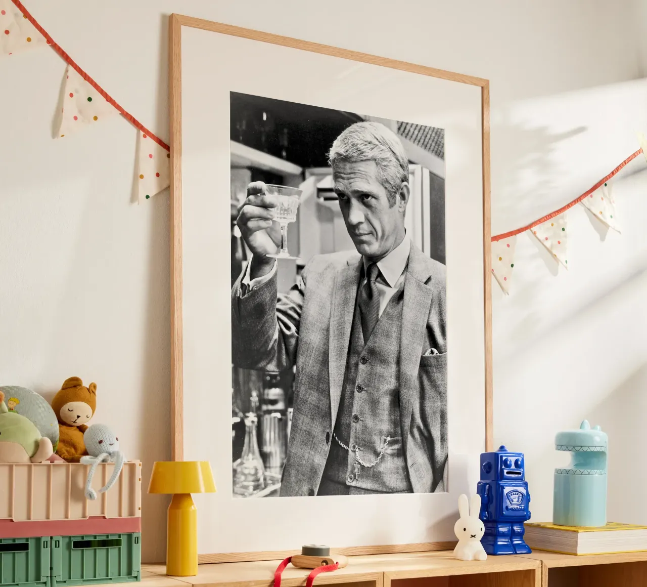 Steve McQueen in giacca e cravatta poster con telaio in legno da April Lewis