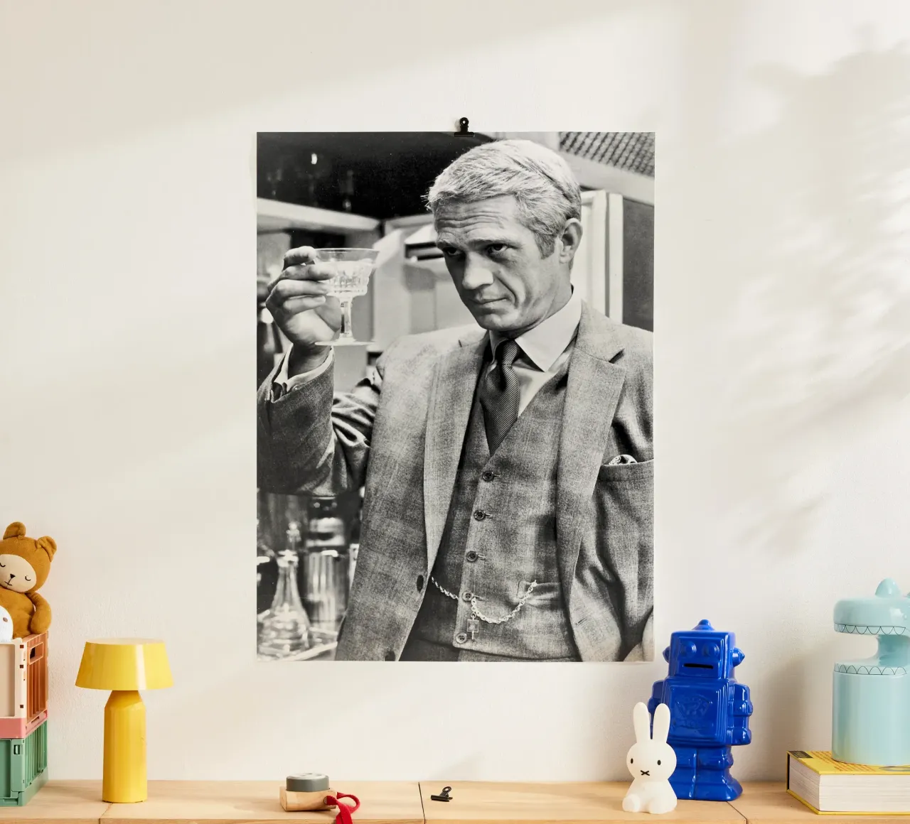 Steve McQueen in giacca e cravatta poster con telaio in legno da April Lewis