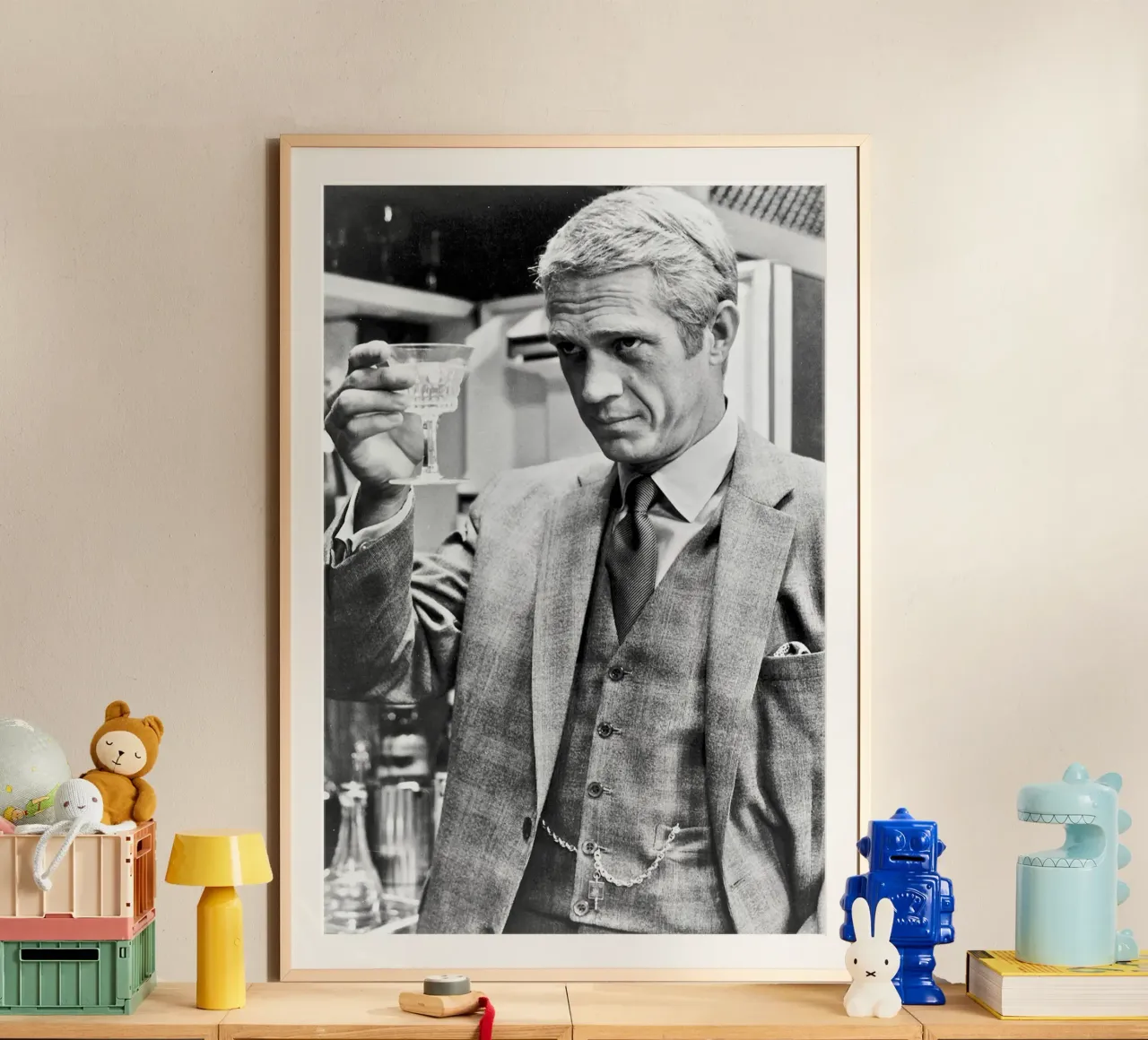 Steve McQueen in giacca e cravatta poster con telaio in legno da April Lewis