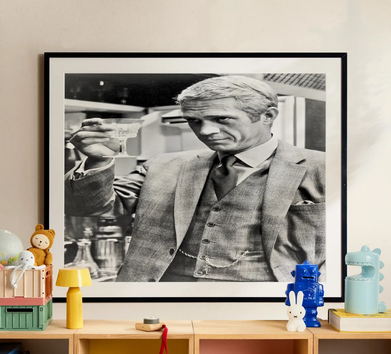 Steve McQueen in giacca e cravatta poster con telaio in legno da April Lewis