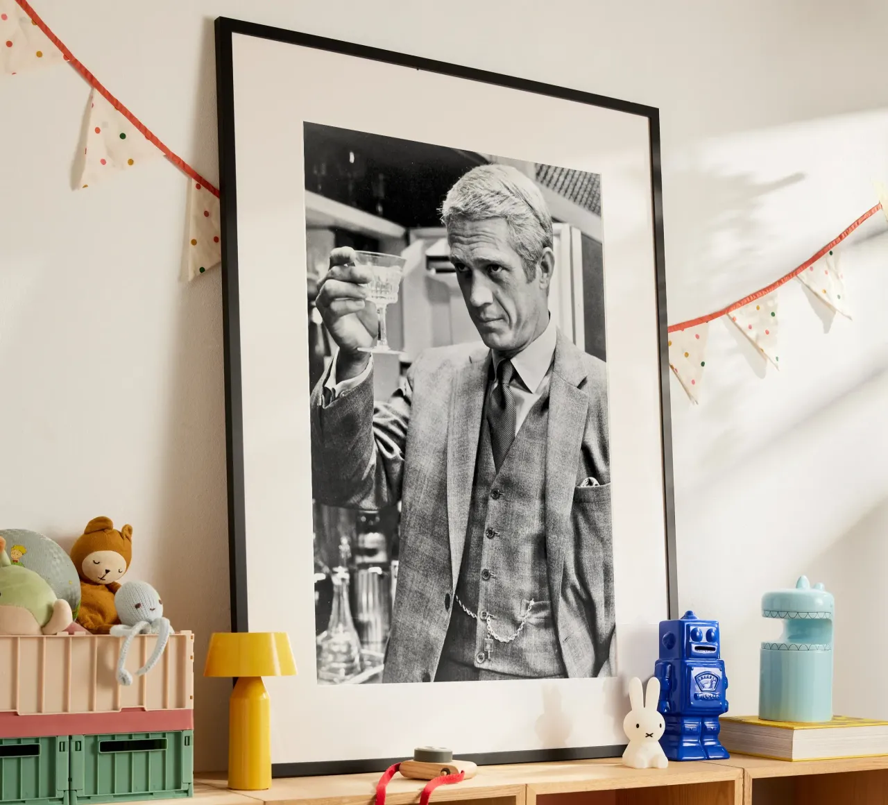Steve McQueen in giacca e cravatta poster con telaio in legno da April Lewis