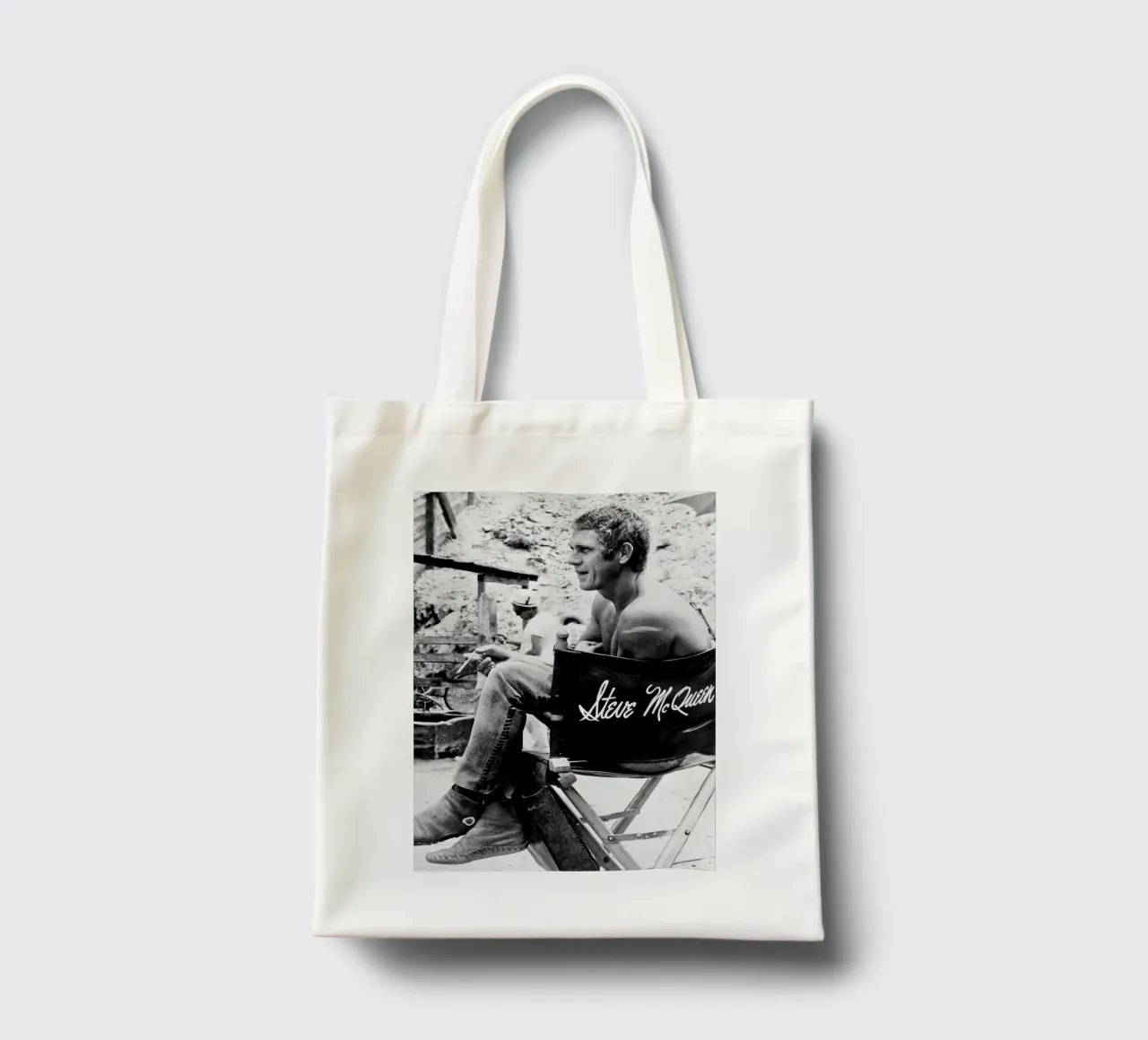 Steve McQueen sulla sedia del regista borsa in juta da April Lewis