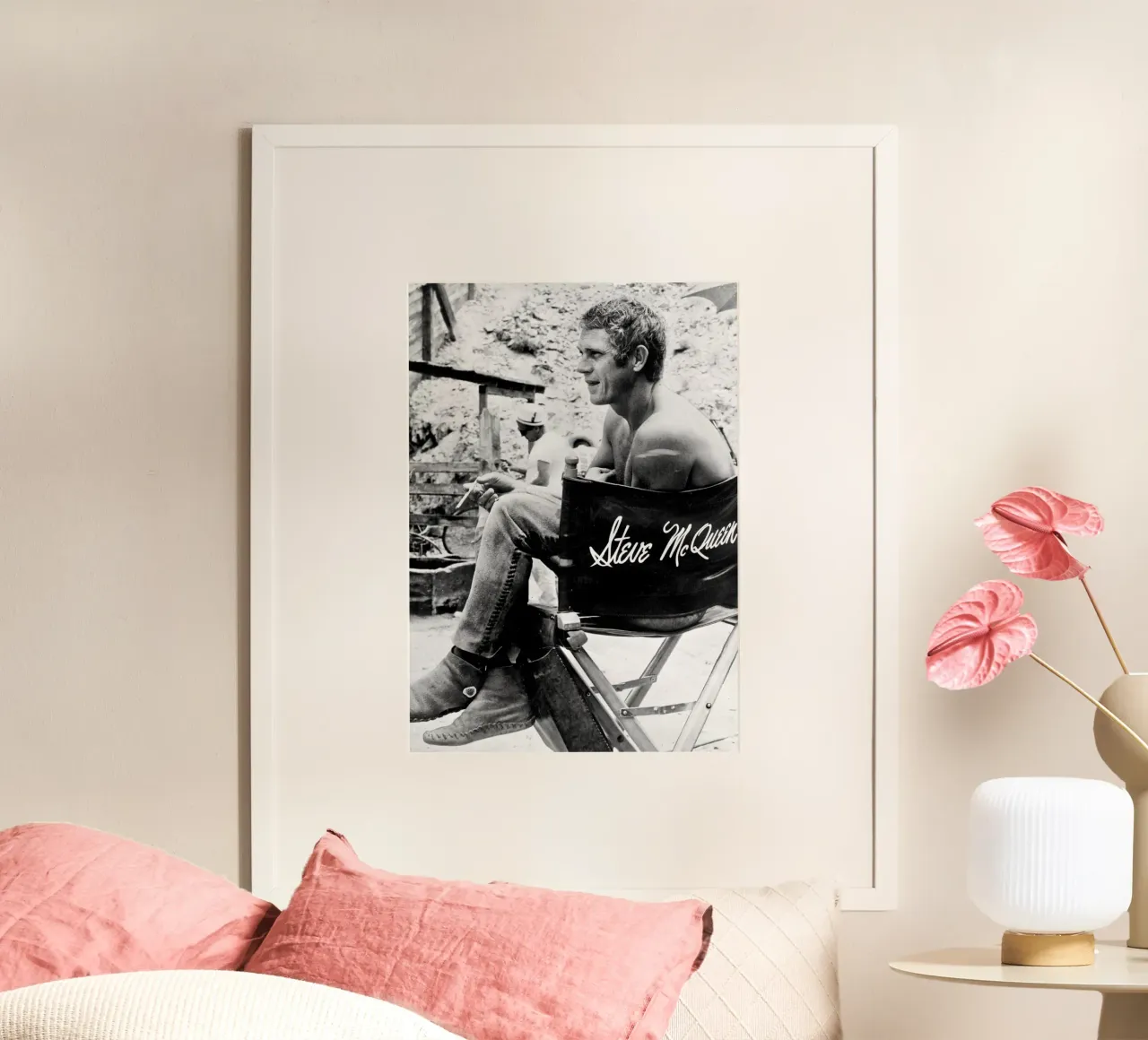 Steve McQueen sulla sedia del regista poster da April Lewis